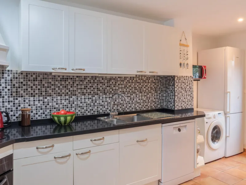 Set in one of the most central and sought-after areas of La Duquesa, this well-positioned townhouse with panoramic sea views offers the perfect balance between everyday convenience and relaxed coastal living. With the beach, marina, restaurants, cafés and