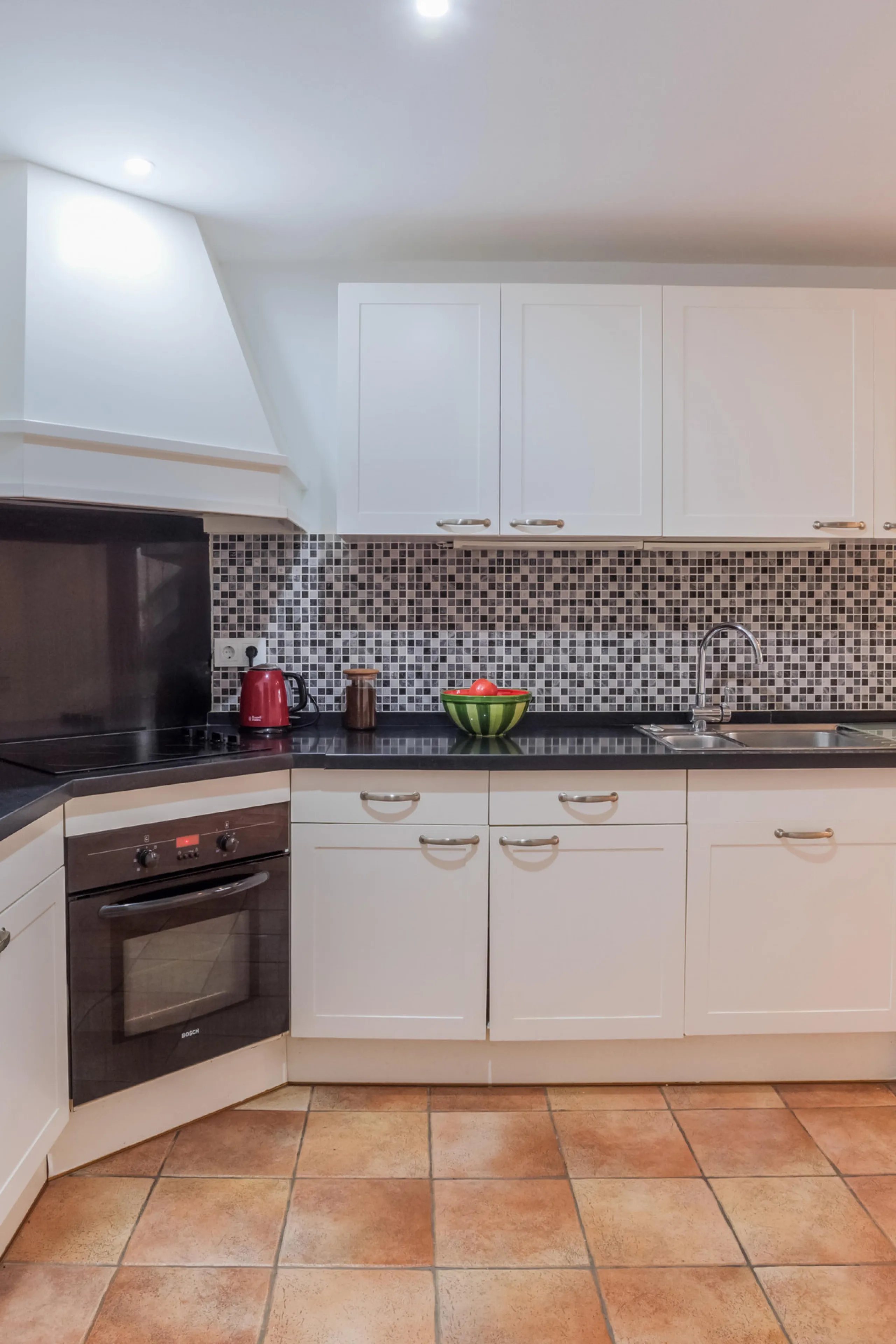 Set in one of the most central and sought-after areas of La Duquesa, this well-positioned townhouse with panoramic sea views offers the perfect balance between everyday convenience and relaxed coastal living. With the beach, marina, restaurants, cafés and