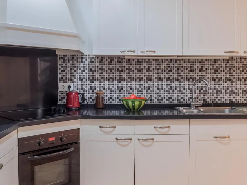 Set in one of the most central and sought-after areas of La Duquesa, this well-positioned townhouse with panoramic sea views offers the perfect balance between everyday convenience and relaxed coastal living. With the beach, marina, restaurants, cafés and