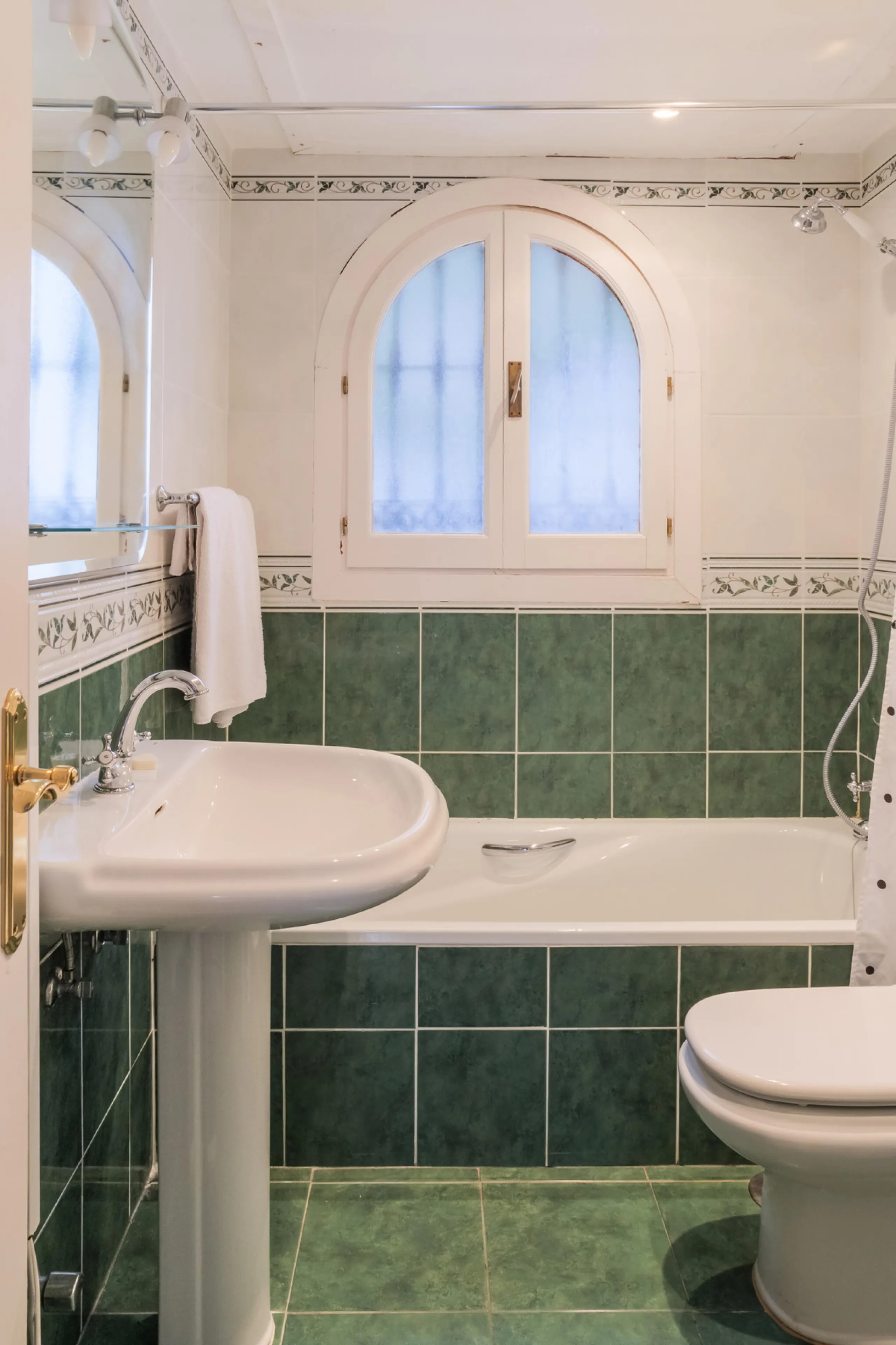 Set in one of the most central and sought-after areas of La Duquesa, this well-positioned townhouse with panoramic sea views offers the perfect balance between everyday convenience and relaxed coastal living. With the beach, marina, restaurants, cafés and