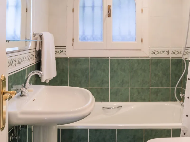 Set in one of the most central and sought-after areas of La Duquesa, this well-positioned townhouse with panoramic sea views offers the perfect balance between everyday convenience and relaxed coastal living. With the beach, marina, restaurants, cafés and