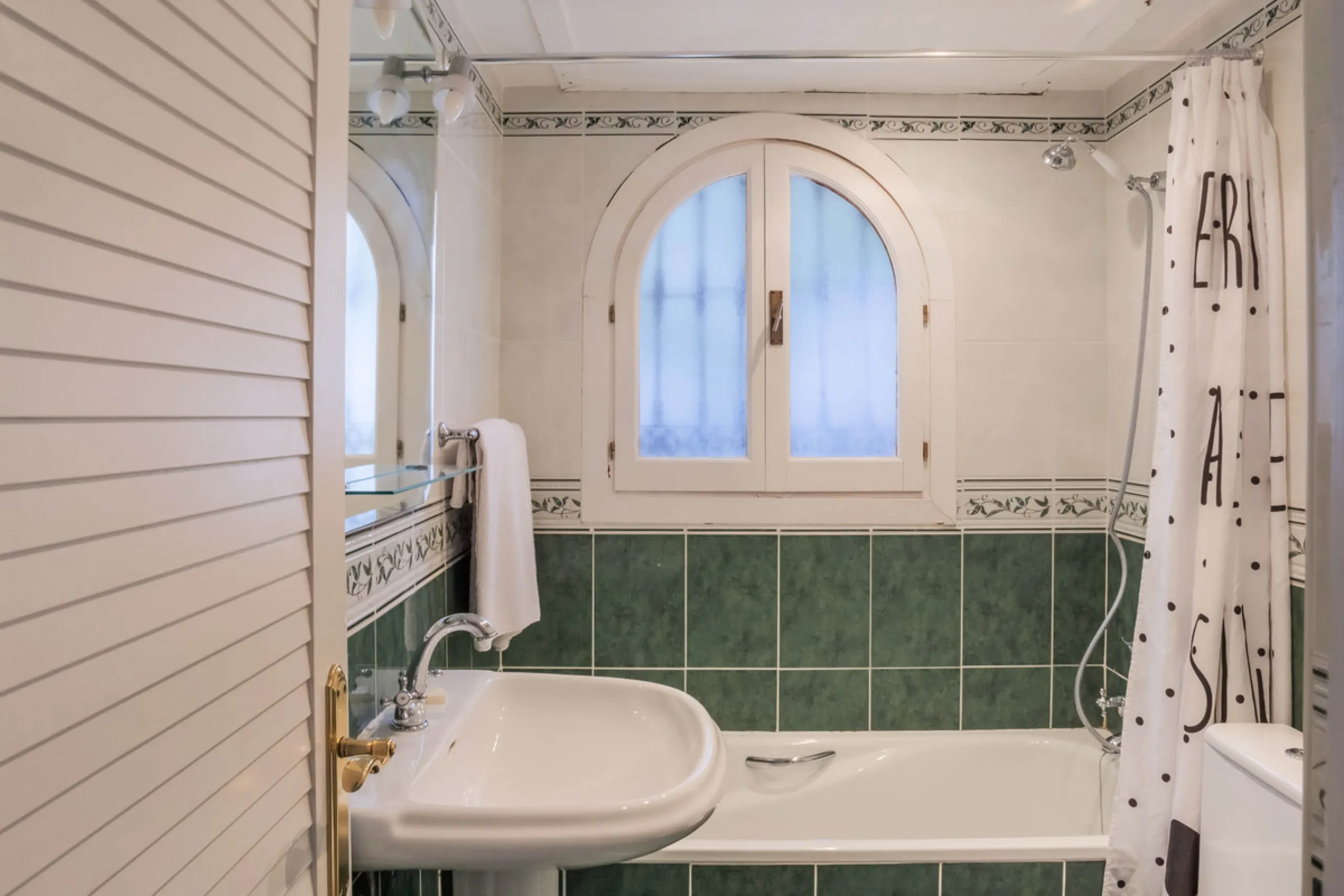 Set in one of the most central and sought-after areas of La Duquesa, this well-positioned townhouse with panoramic sea views offers the perfect balance between everyday convenience and relaxed coastal living. With the beach, marina, restaurants, cafés and