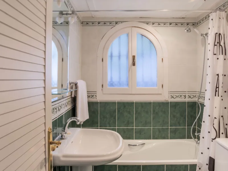 Set in one of the most central and sought-after areas of La Duquesa, this well-positioned townhouse with panoramic sea views offers the perfect balance between everyday convenience and relaxed coastal living. With the beach, marina, restaurants, cafés and