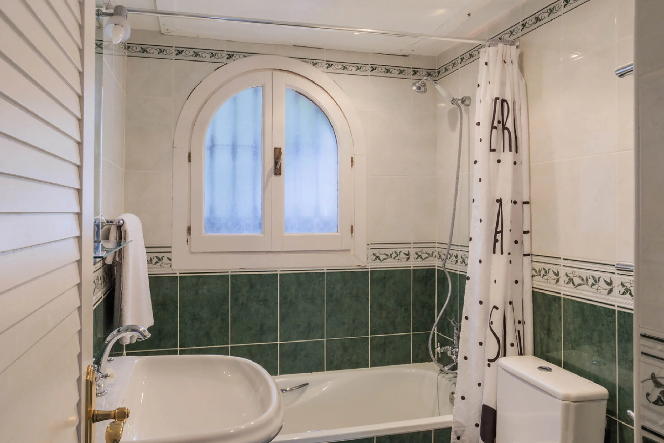 Set in one of the most central and sought-after areas of La Duquesa, this well-positioned townhouse with panoramic sea views offers the perfect balance between everyday convenience and relaxed coastal living. With the beach, marina, restaurants, cafés and