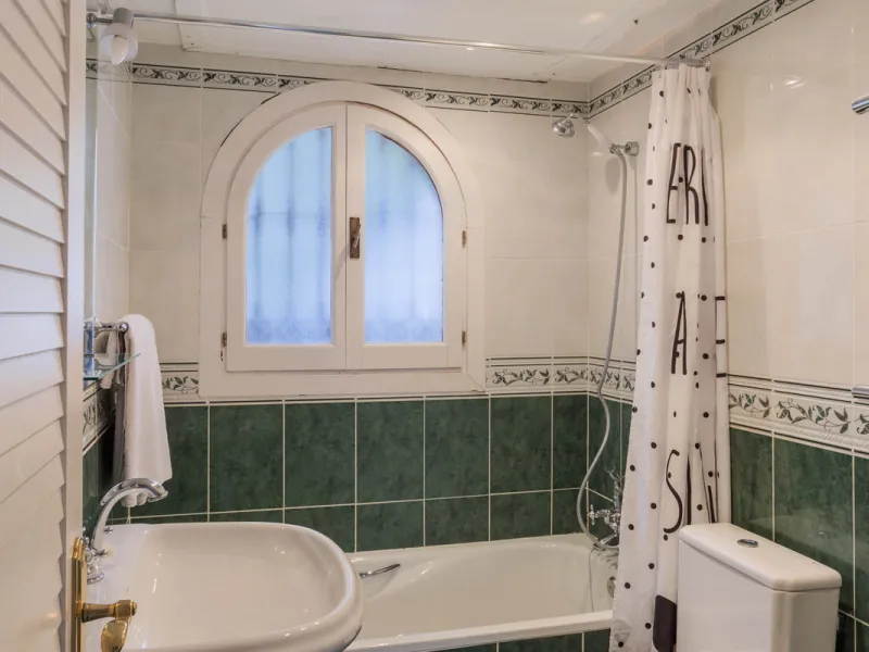 Set in one of the most central and sought-after areas of La Duquesa, this well-positioned townhouse with panoramic sea views offers the perfect balance between everyday convenience and relaxed coastal living. With the beach, marina, restaurants, cafés and