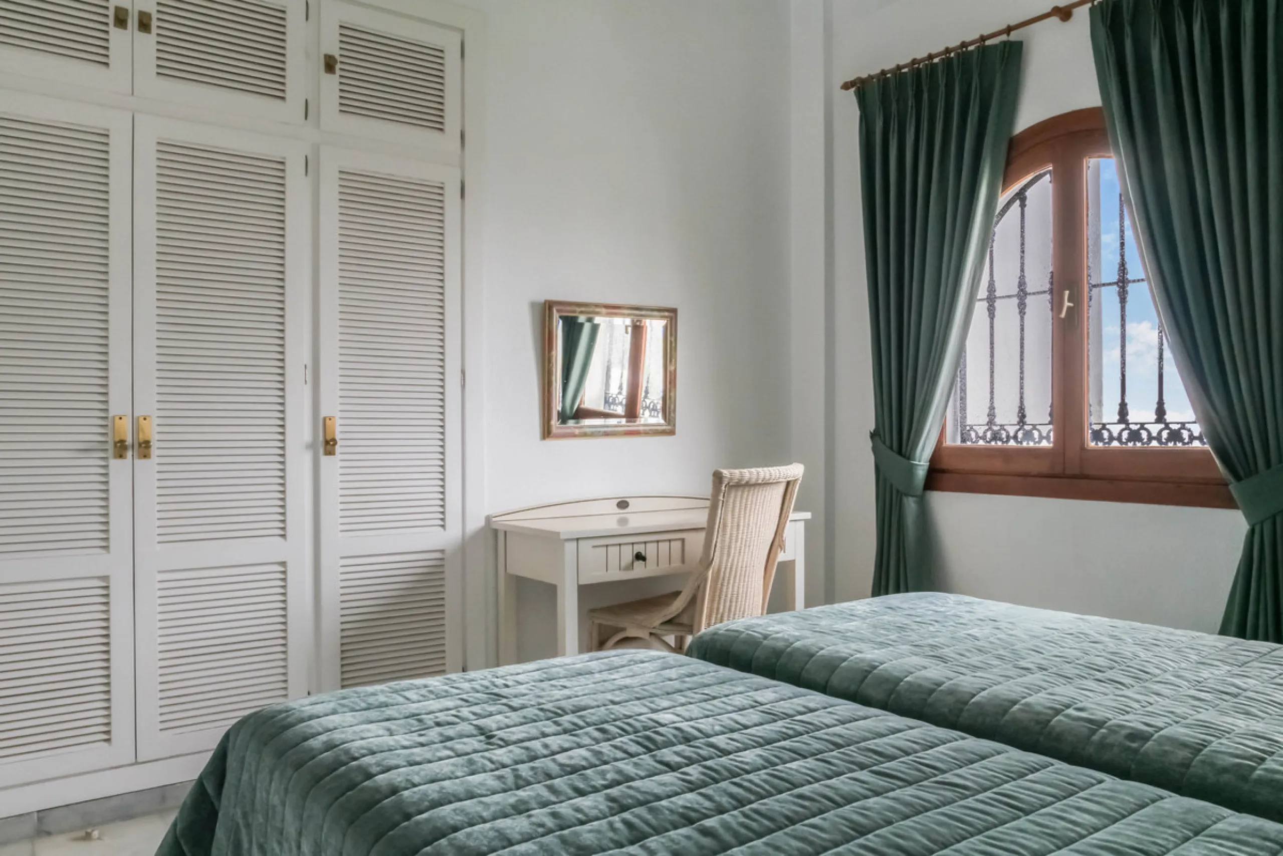 Set in one of the most central and sought-after areas of La Duquesa, this well-positioned townhouse with panoramic sea views offers the perfect balance between everyday convenience and relaxed coastal living. With the beach, marina, restaurants, cafés and