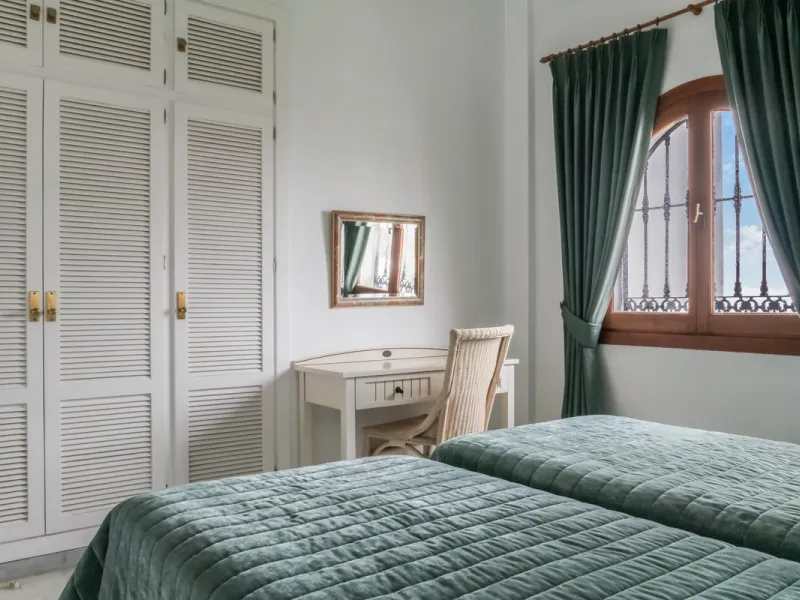 Set in one of the most central and sought-after areas of La Duquesa, this well-positioned townhouse with panoramic sea views offers the perfect balance between everyday convenience and relaxed coastal living. With the beach, marina, restaurants, cafés and
