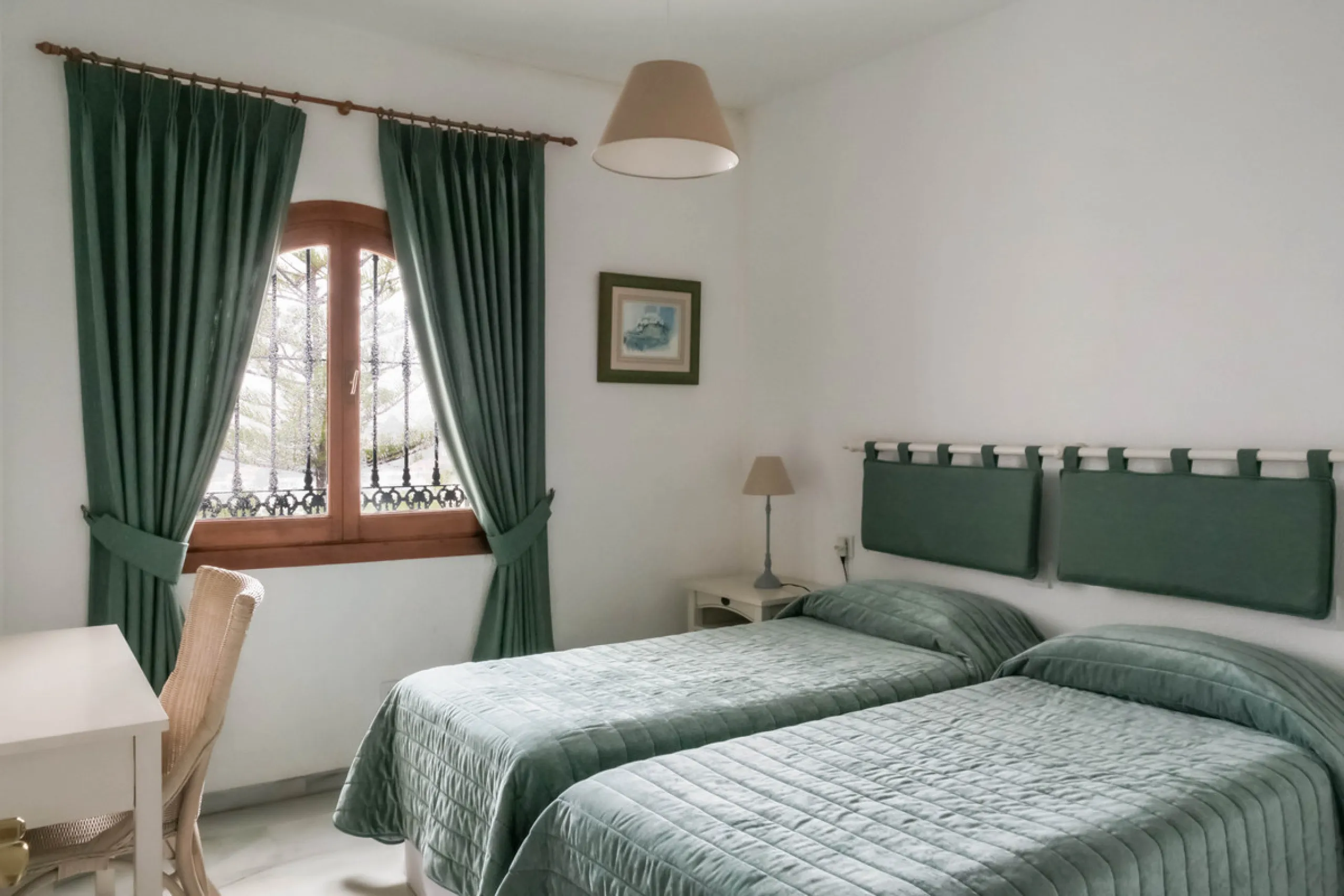 Set in one of the most central and sought-after areas of La Duquesa, this well-positioned townhouse with panoramic sea views offers the perfect balance between everyday convenience and relaxed coastal living. With the beach, marina, restaurants, cafés and