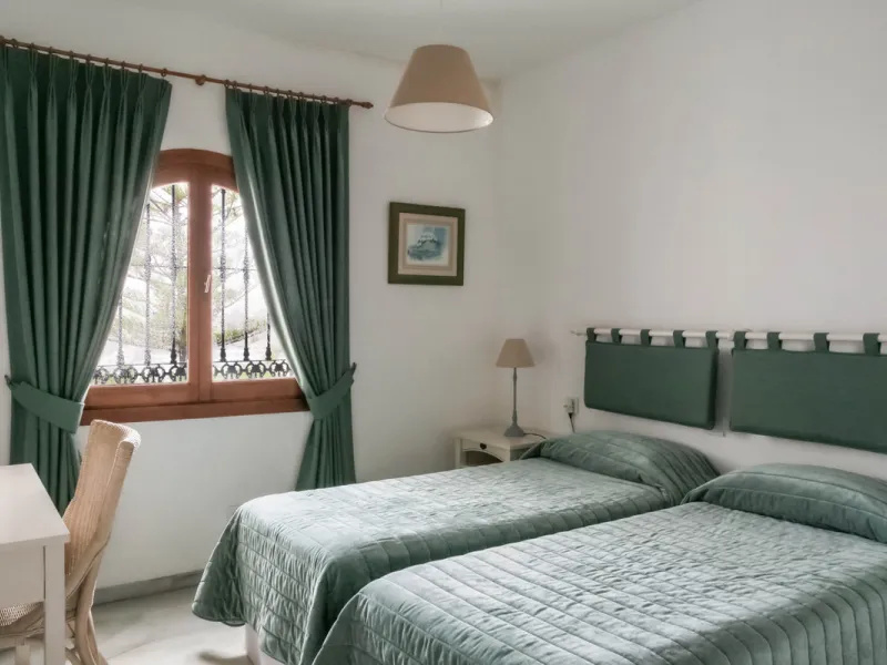 Set in one of the most central and sought-after areas of La Duquesa, this well-positioned townhouse with panoramic sea views offers the perfect balance between everyday convenience and relaxed coastal living. With the beach, marina, restaurants, cafés and