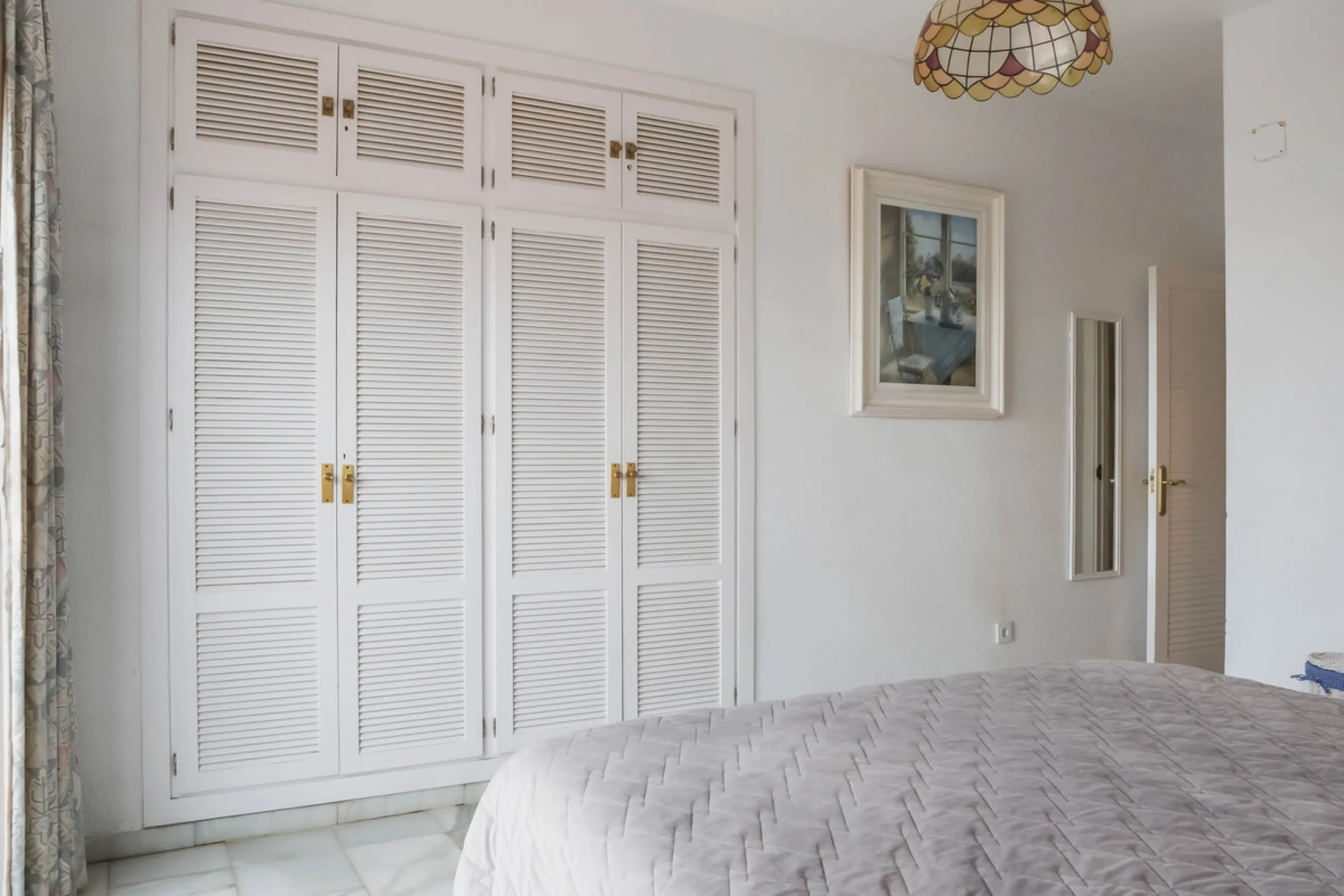 Set in one of the most central and sought-after areas of La Duquesa, this well-positioned townhouse with panoramic sea views offers the perfect balance between everyday convenience and relaxed coastal living. With the beach, marina, restaurants, cafés and