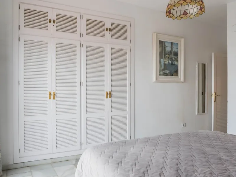 Set in one of the most central and sought-after areas of La Duquesa, this well-positioned townhouse with panoramic sea views offers the perfect balance between everyday convenience and relaxed coastal living. With the beach, marina, restaurants, cafés and