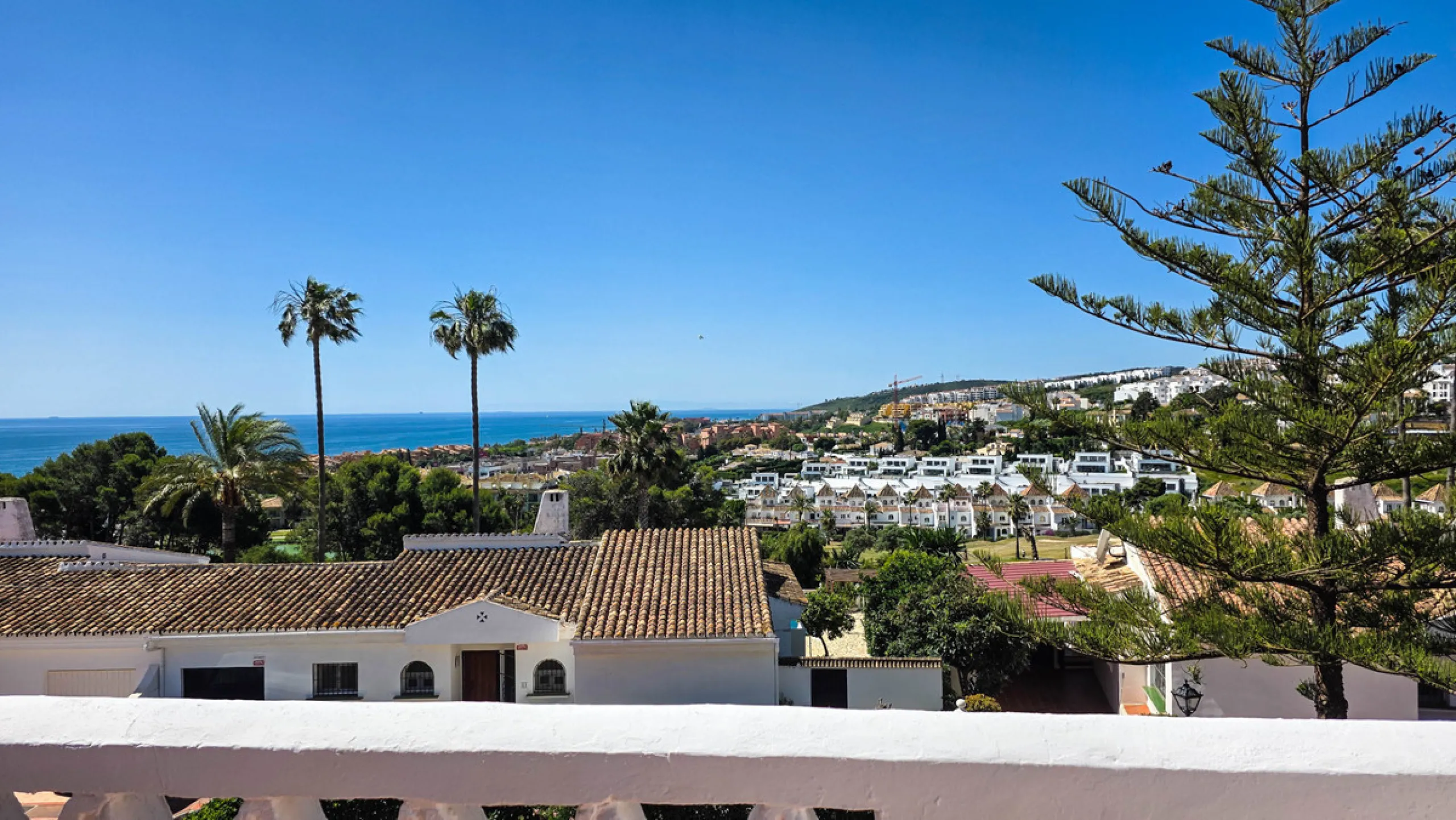 Set in one of the most central and sought-after areas of La Duquesa, this well-positioned townhouse with panoramic sea views offers the perfect balance between everyday convenience and relaxed coastal living. With the beach, marina, restaurants, cafés and