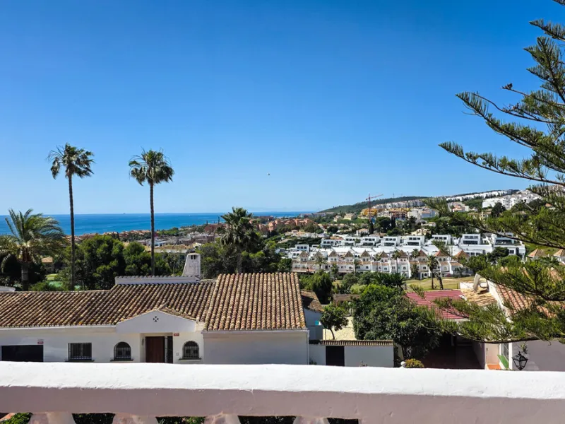 Set in one of the most central and sought-after areas of La Duquesa, this well-positioned townhouse with panoramic sea views offers the perfect balance between everyday convenience and relaxed coastal living. With the beach, marina, restaurants, cafés and