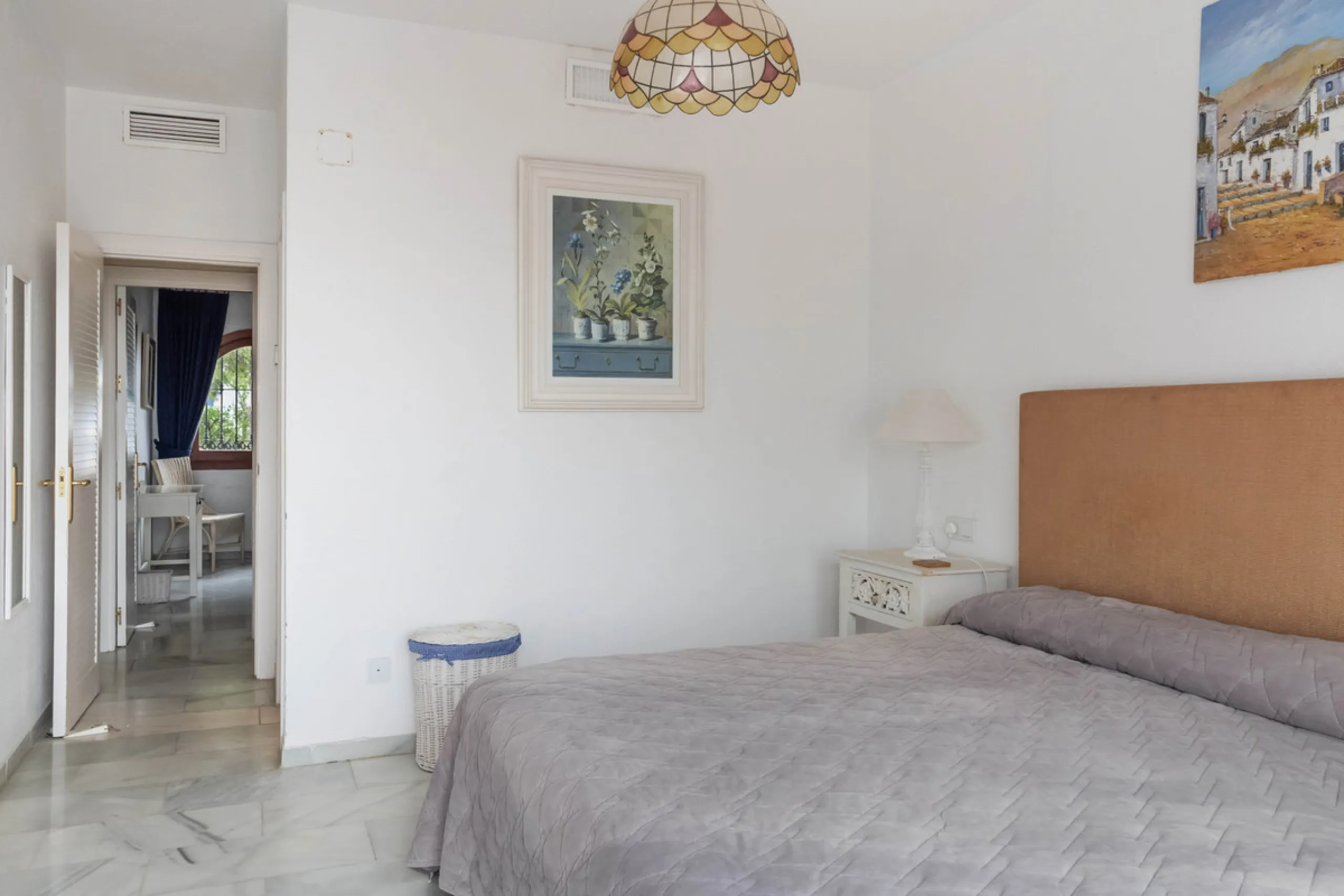 Set in one of the most central and sought-after areas of La Duquesa, this well-positioned townhouse with panoramic sea views offers the perfect balance between everyday convenience and relaxed coastal living. With the beach, marina, restaurants, cafés and