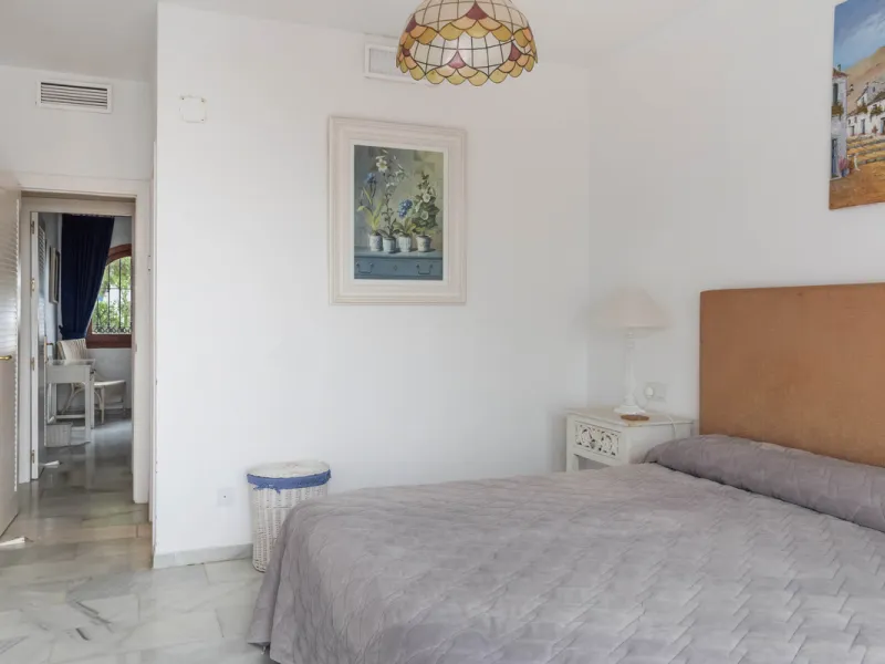 Set in one of the most central and sought-after areas of La Duquesa, this well-positioned townhouse with panoramic sea views offers the perfect balance between everyday convenience and relaxed coastal living. With the beach, marina, restaurants, cafés and