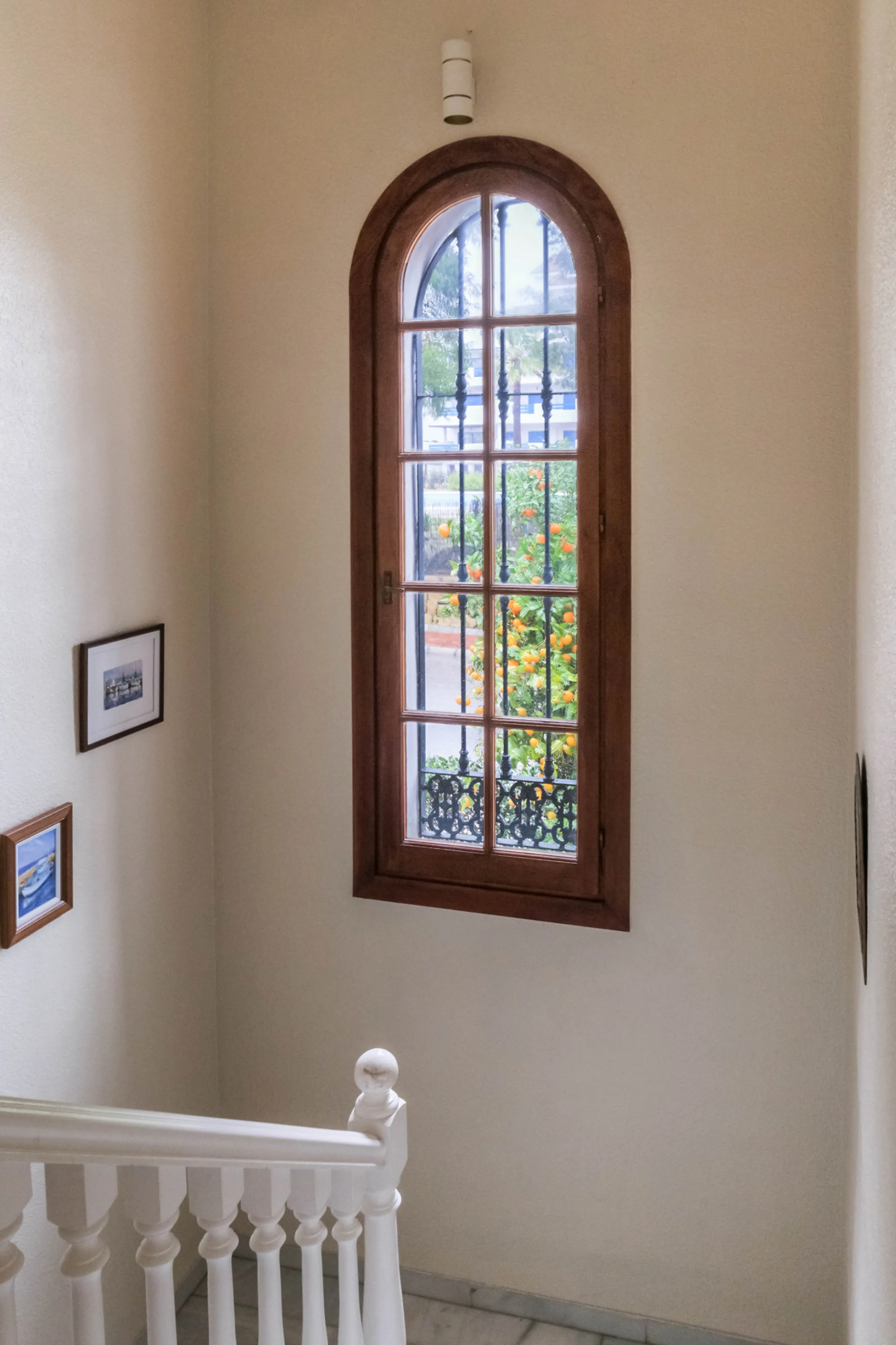 Set in one of the most central and sought-after areas of La Duquesa, this well-positioned townhouse with panoramic sea views offers the perfect balance between everyday convenience and relaxed coastal living. With the beach, marina, restaurants, cafés and