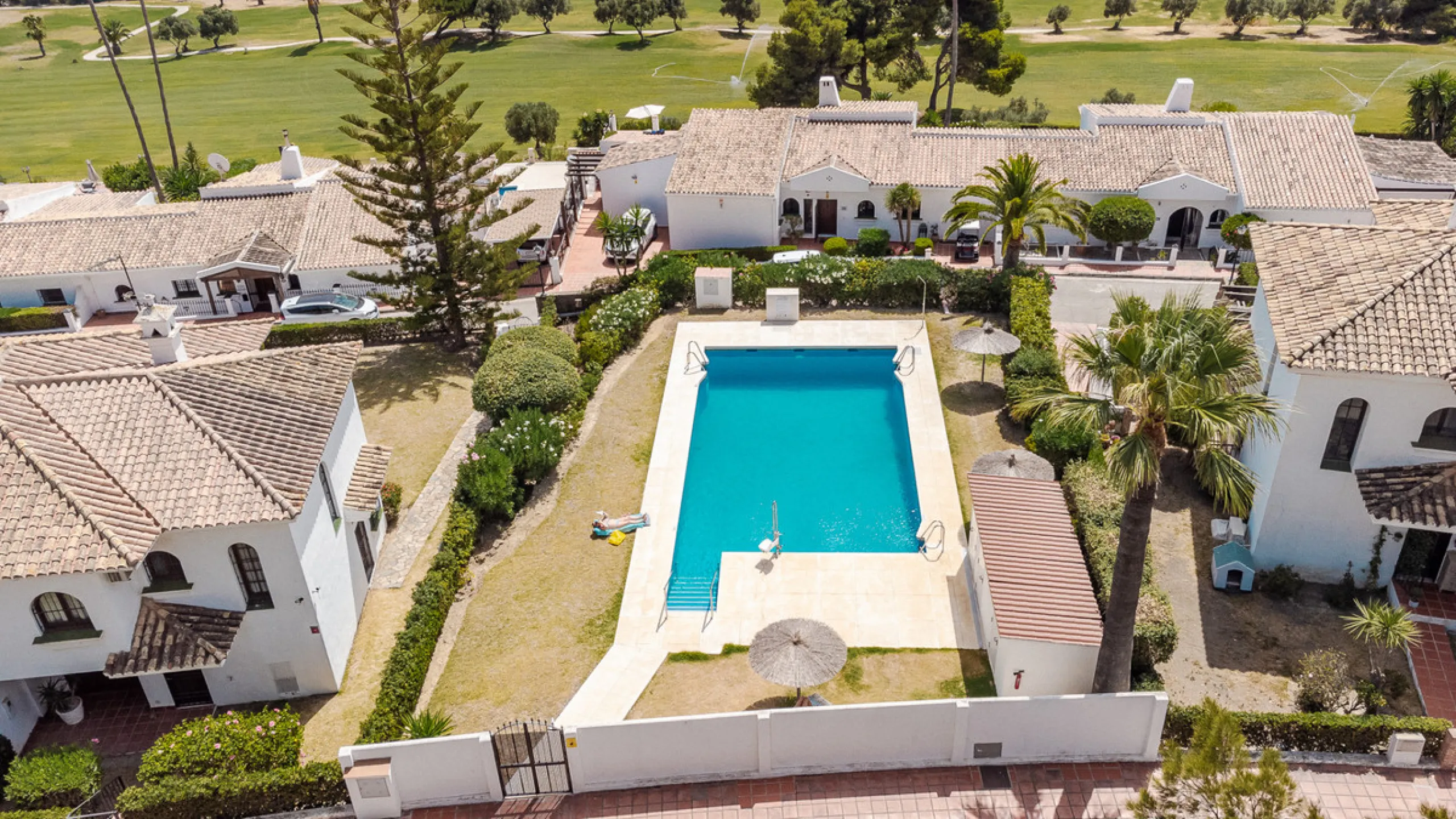 Set in one of the most central and sought-after areas of La Duquesa, this well-positioned townhouse with panoramic sea views offers the perfect balance between everyday convenience and relaxed coastal living. With the beach, marina, restaurants, cafés and