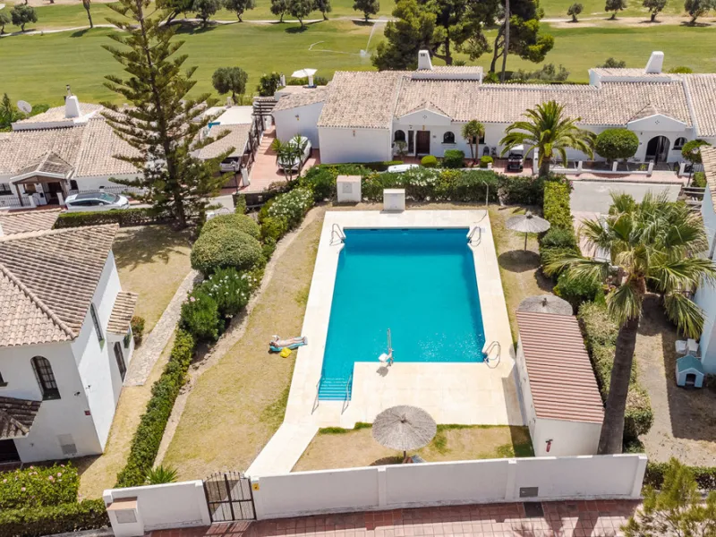 Set in one of the most central and sought-after areas of La Duquesa, this well-positioned townhouse with panoramic sea views offers the perfect balance between everyday convenience and relaxed coastal living. With the beach, marina, restaurants, cafés and
