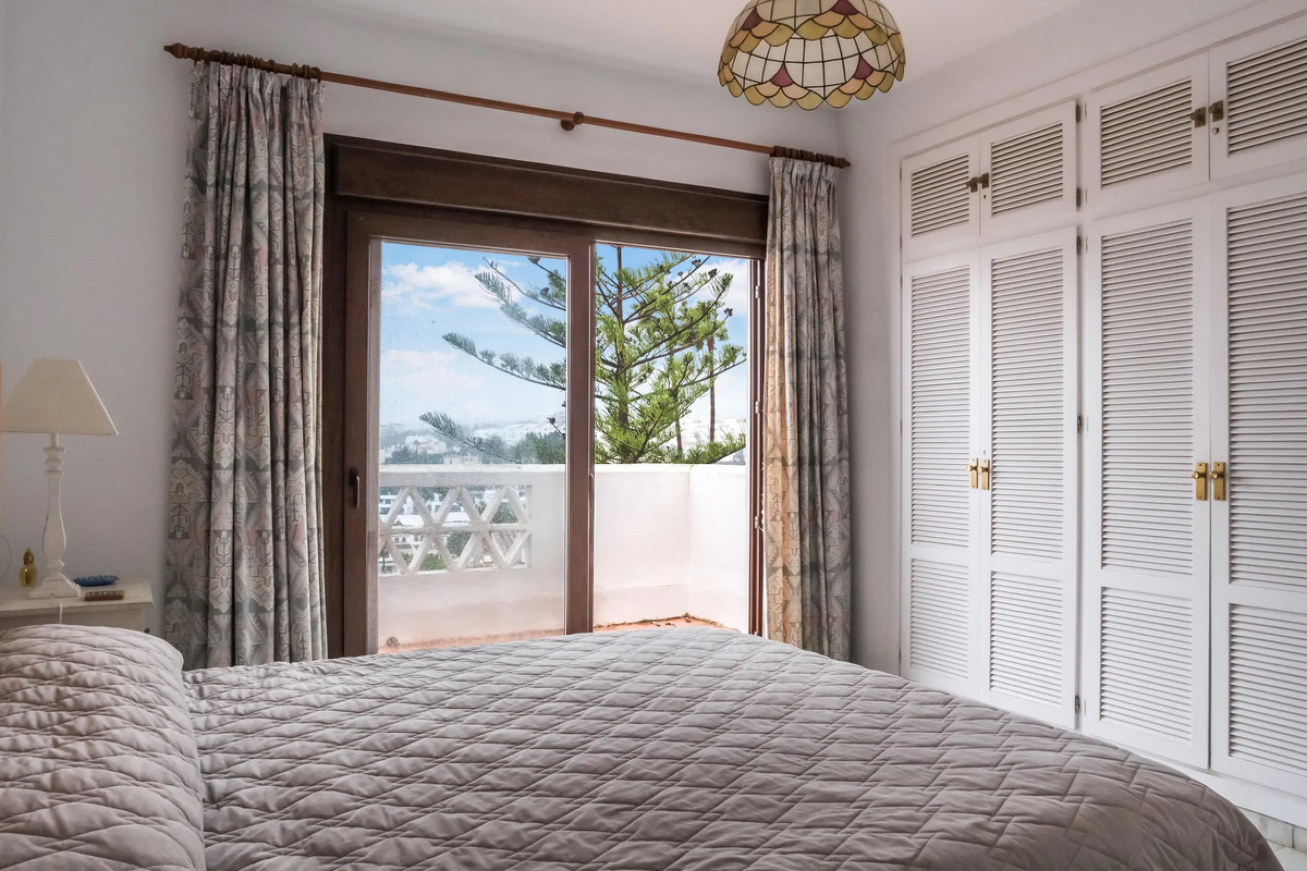 Set in one of the most central and sought-after areas of La Duquesa, this well-positioned townhouse with panoramic sea views offers the perfect balance between everyday convenience and relaxed coastal living. With the beach, marina, restaurants, cafés and