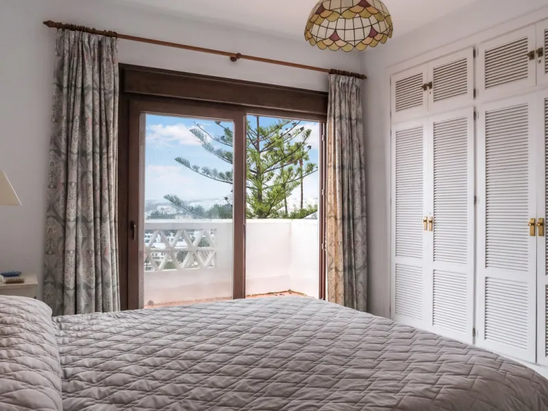 Set in one of the most central and sought-after areas of La Duquesa, this well-positioned townhouse with panoramic sea views offers the perfect balance between everyday convenience and relaxed coastal living. With the beach, marina, restaurants, cafés and