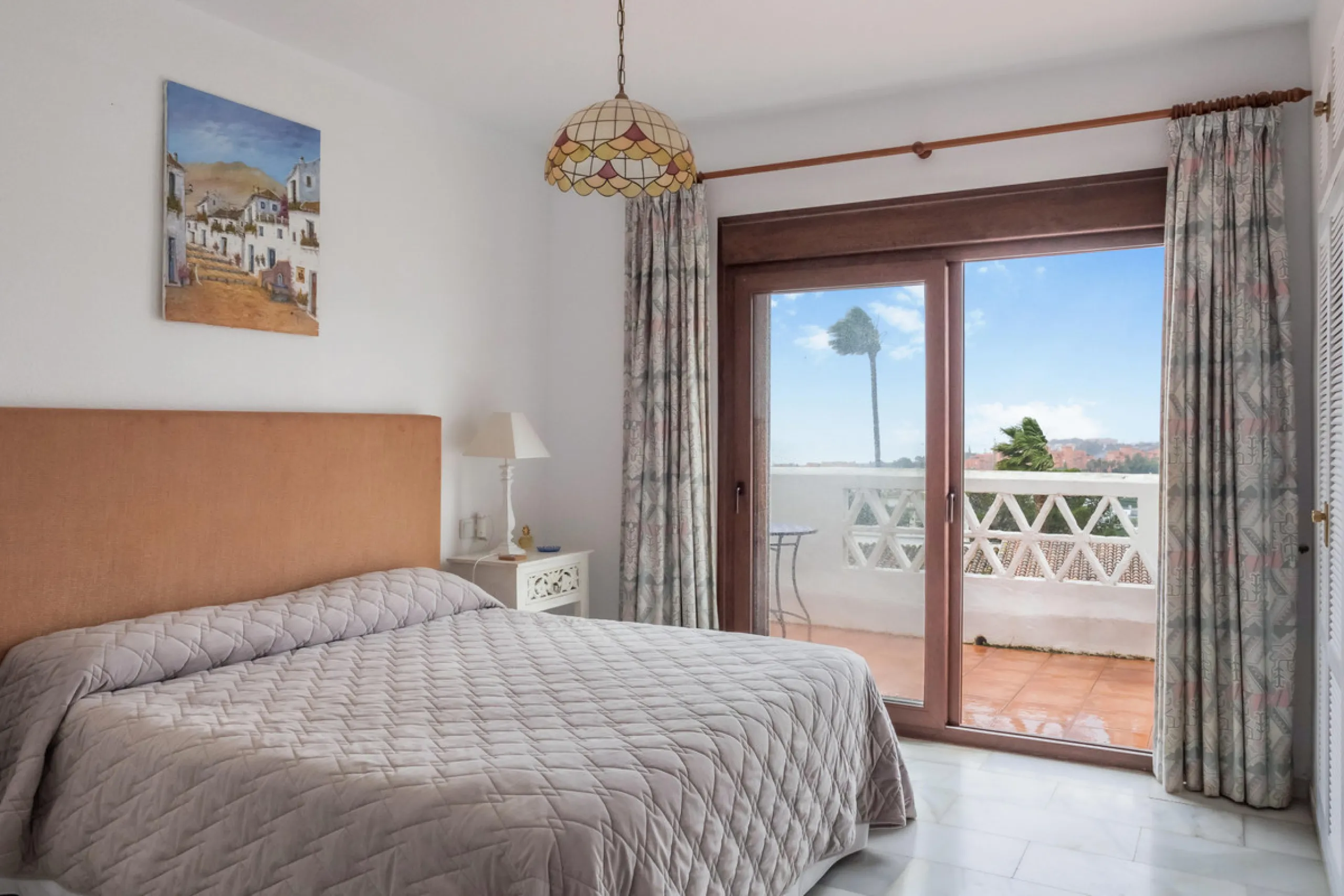 Set in one of the most central and sought-after areas of La Duquesa, this well-positioned townhouse with panoramic sea views offers the perfect balance between everyday convenience and relaxed coastal living. With the beach, marina, restaurants, cafés and