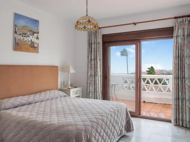 Set in one of the most central and sought-after areas of La Duquesa, this well-positioned townhouse with panoramic sea views offers the perfect balance between everyday convenience and relaxed coastal living. With the beach, marina, restaurants, cafés and