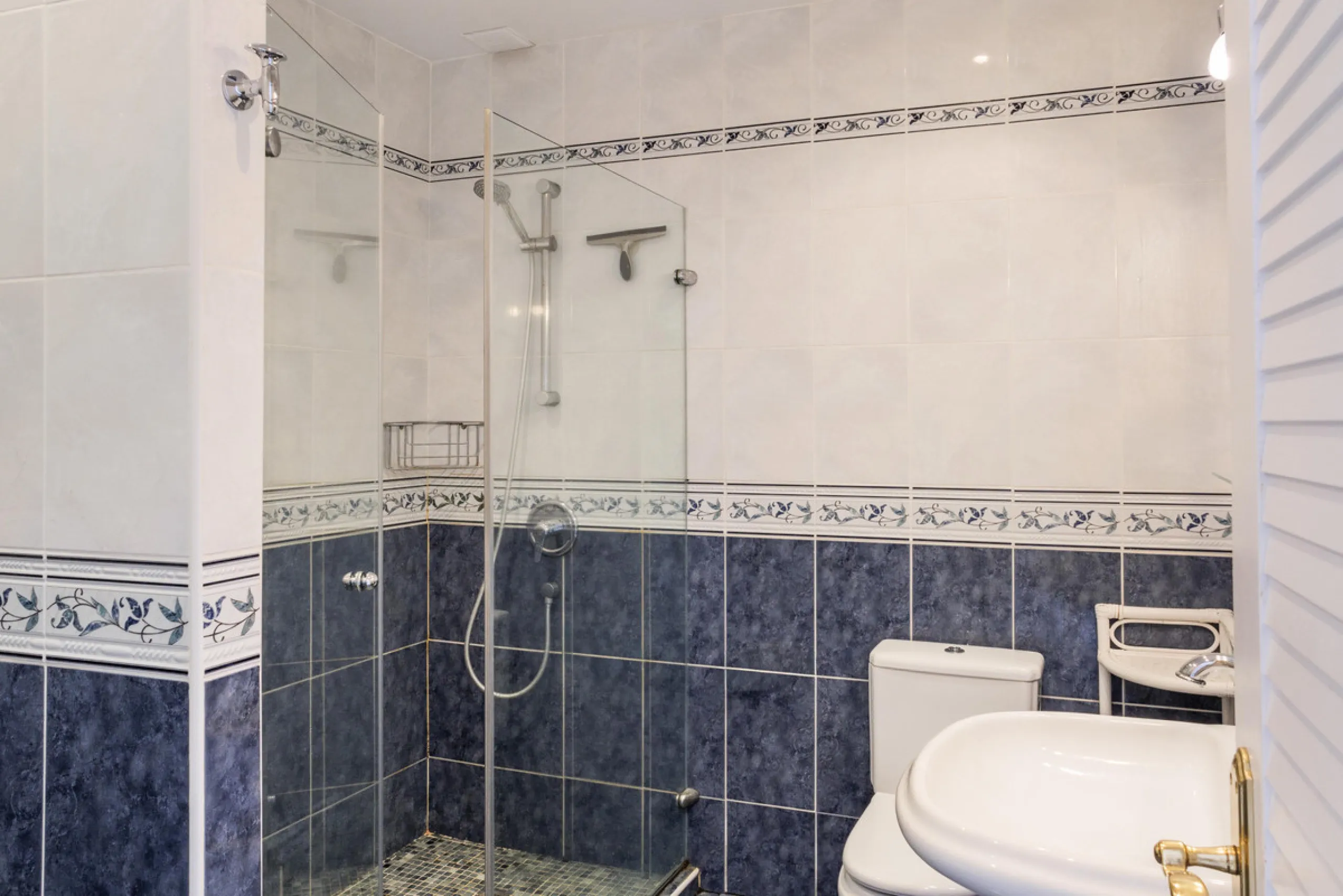 Set in one of the most central and sought-after areas of La Duquesa, this well-positioned townhouse with panoramic sea views offers the perfect balance between everyday convenience and relaxed coastal living. With the beach, marina, restaurants, cafés and