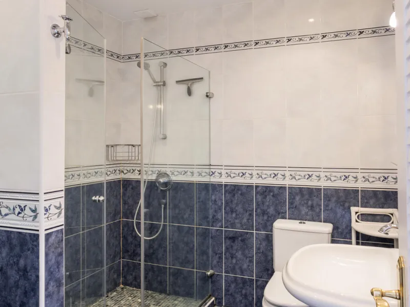 Set in one of the most central and sought-after areas of La Duquesa, this well-positioned townhouse with panoramic sea views offers the perfect balance between everyday convenience and relaxed coastal living. With the beach, marina, restaurants, cafés and