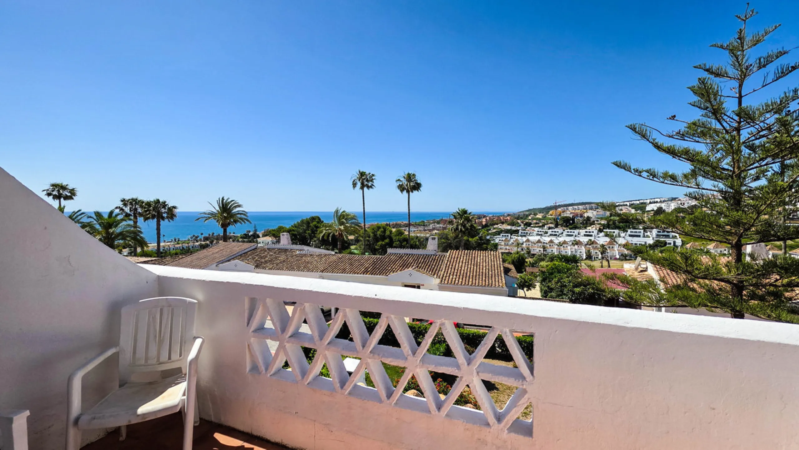 Set in one of the most central and sought-after areas of La Duquesa, this well-positioned townhouse with panoramic sea views offers the perfect balance between everyday convenience and relaxed coastal living. With the beach, marina, restaurants, cafés and