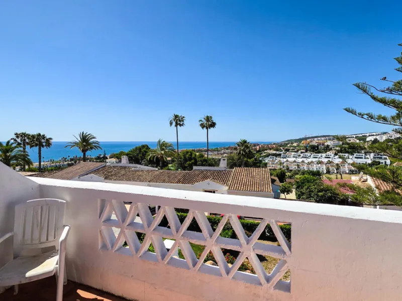 Set in one of the most central and sought-after areas of La Duquesa, this well-positioned townhouse with panoramic sea views offers the perfect balance between everyday convenience and relaxed coastal living. With the beach, marina, restaurants, cafés and