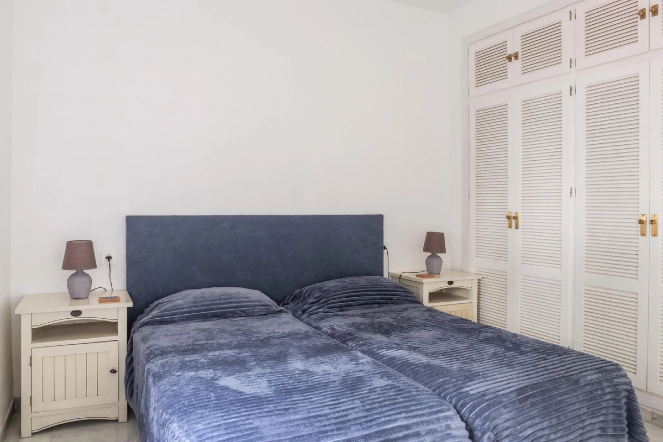 Set in one of the most central and sought-after areas of La Duquesa, this well-positioned townhouse with panoramic sea views offers the perfect balance between everyday convenience and relaxed coastal living. With the beach, marina, restaurants, cafés and
