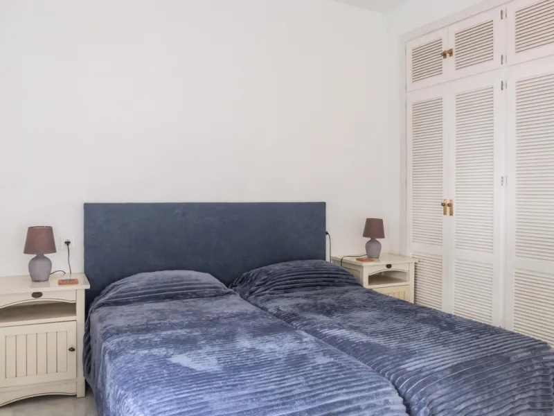 Set in one of the most central and sought-after areas of La Duquesa, this well-positioned townhouse with panoramic sea views offers the perfect balance between everyday convenience and relaxed coastal living. With the beach, marina, restaurants, cafés and