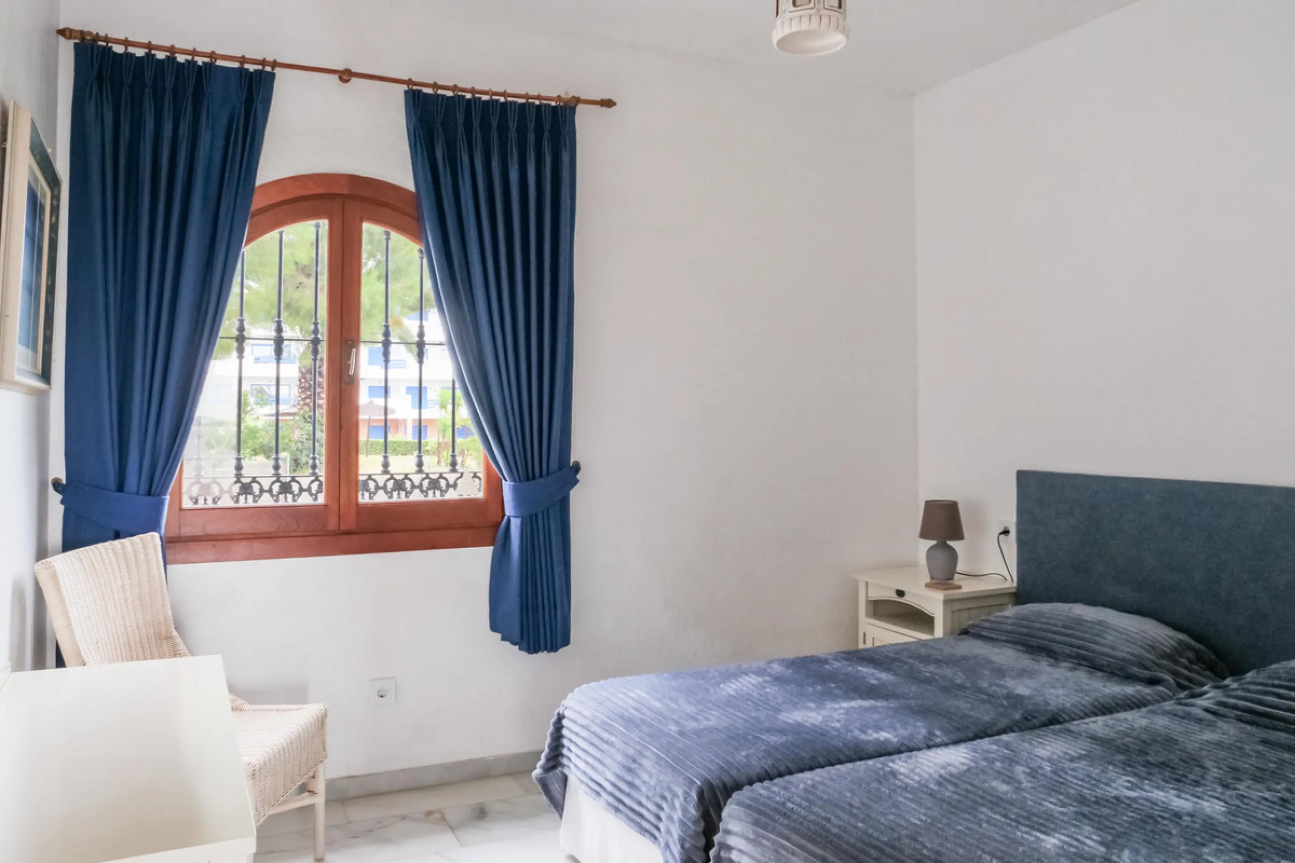 Set in one of the most central and sought-after areas of La Duquesa, this well-positioned townhouse with panoramic sea views offers the perfect balance between everyday convenience and relaxed coastal living. With the beach, marina, restaurants, cafés and