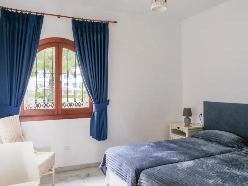 Set in one of the most central and sought-after areas of La Duquesa, this well-positioned townhouse with panoramic sea views offers the perfect balance between everyday convenience and relaxed coastal living. With the beach, marina, restaurants, cafés and