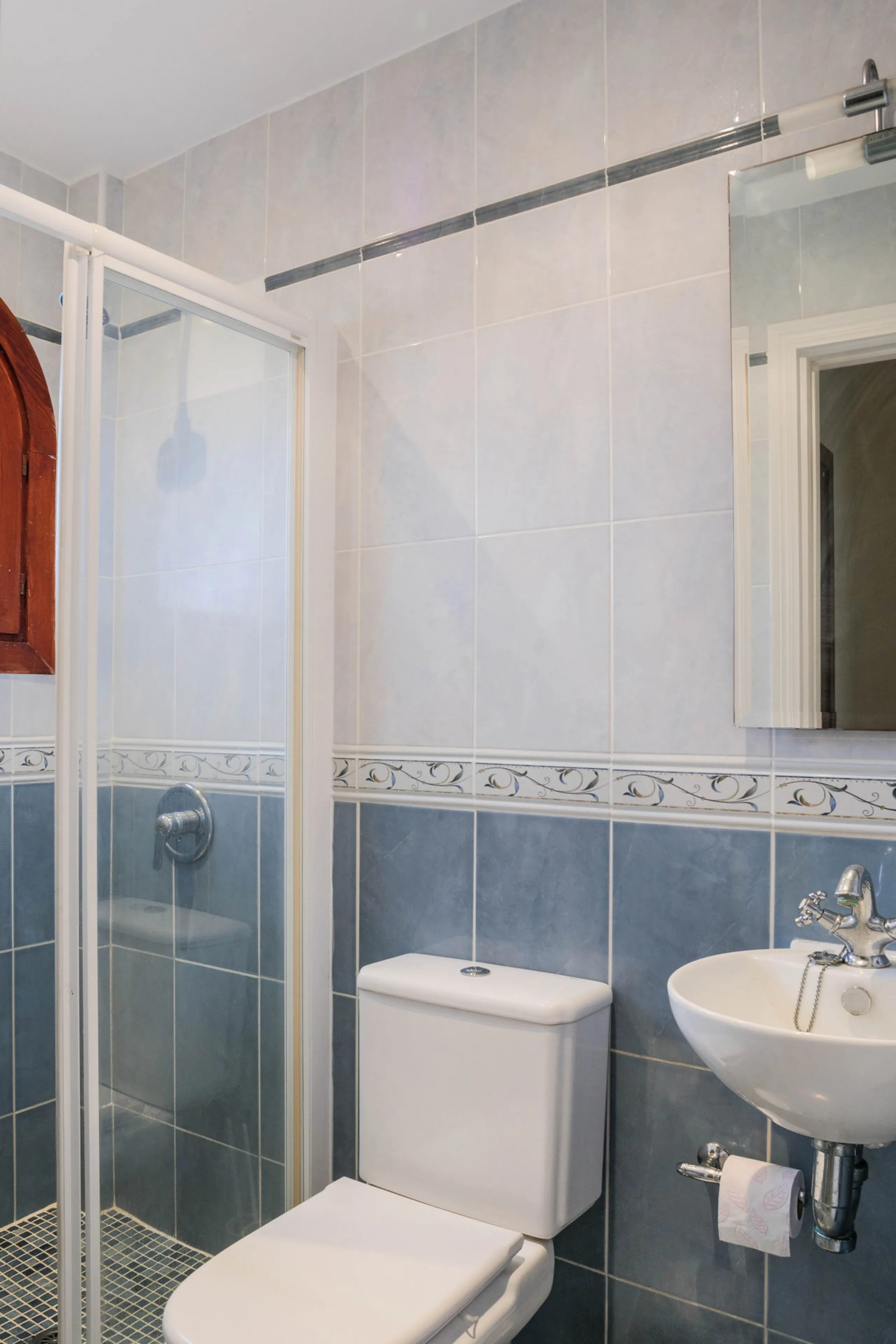 Set in one of the most central and sought-after areas of La Duquesa, this well-positioned townhouse with panoramic sea views offers the perfect balance between everyday convenience and relaxed coastal living. With the beach, marina, restaurants, cafés and