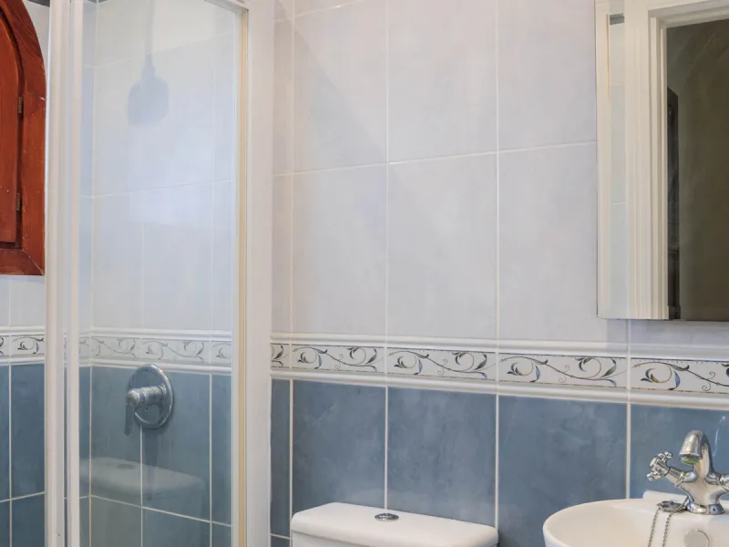 Set in one of the most central and sought-after areas of La Duquesa, this well-positioned townhouse with panoramic sea views offers the perfect balance between everyday convenience and relaxed coastal living. With the beach, marina, restaurants, cafés and