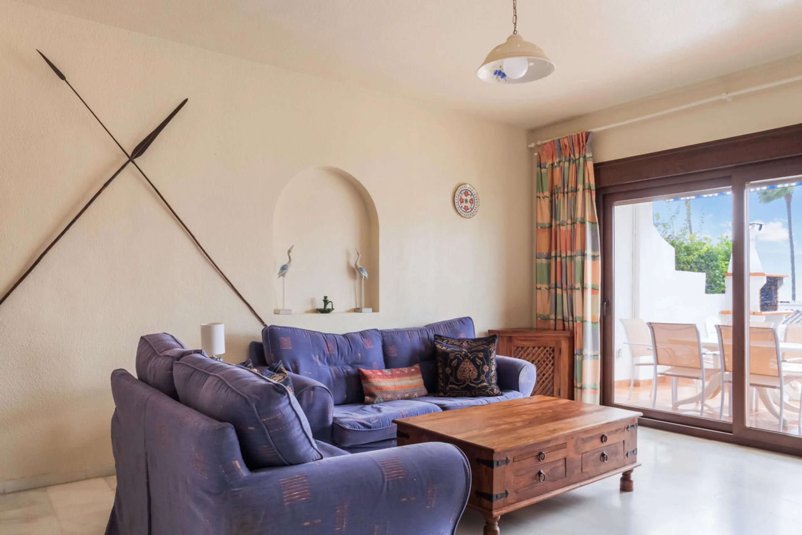 Set in one of the most central and sought-after areas of La Duquesa, this well-positioned townhouse with panoramic sea views offers the perfect balance between everyday convenience and relaxed coastal living. With the beach, marina, restaurants, cafés and