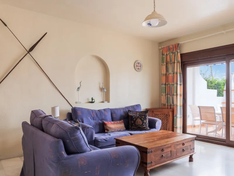 Set in one of the most central and sought-after areas of La Duquesa, this well-positioned townhouse with panoramic sea views offers the perfect balance between everyday convenience and relaxed coastal living. With the beach, marina, restaurants, cafés and