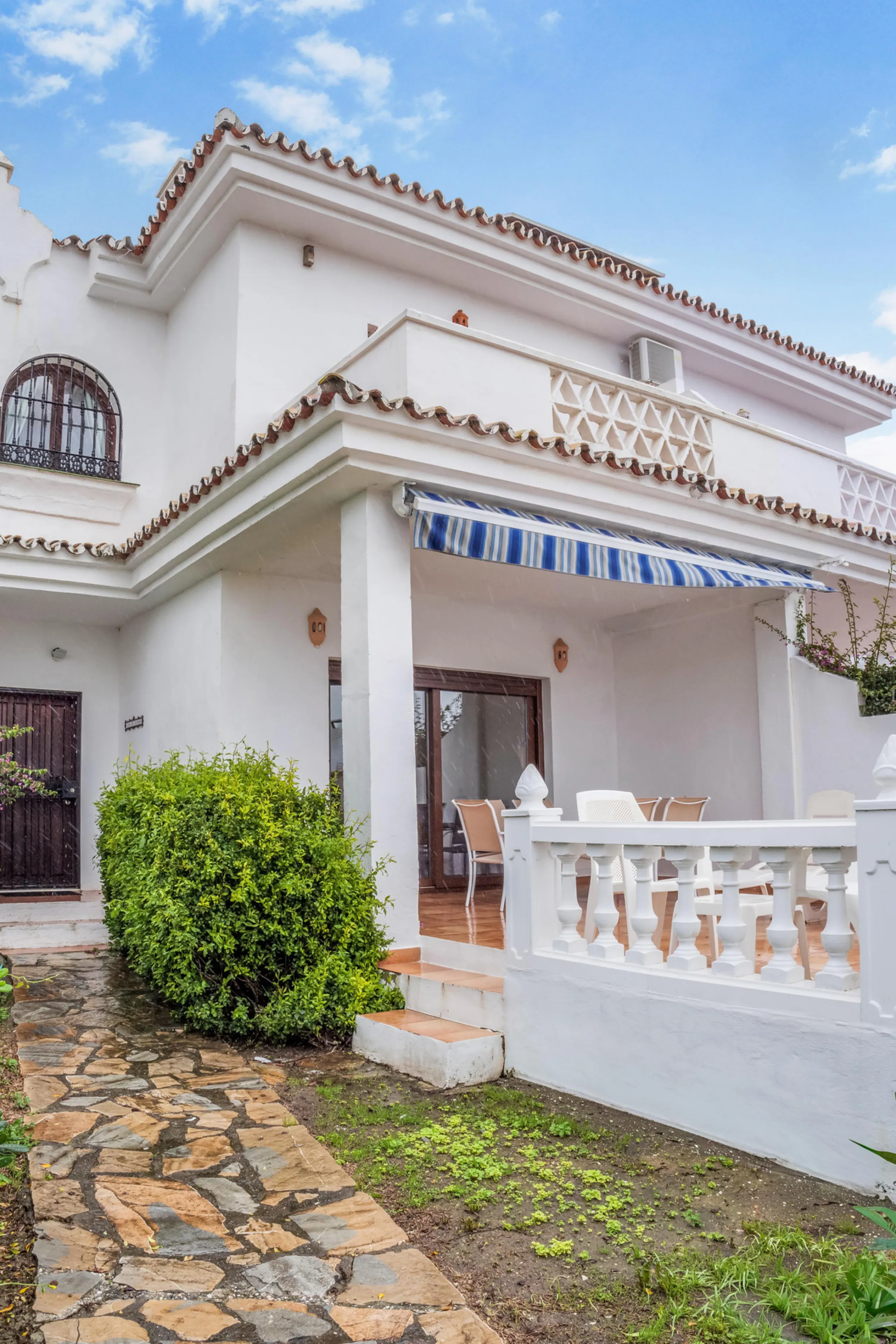 Set in one of the most central and sought-after areas of La Duquesa, this well-positioned townhouse with panoramic sea views offers the perfect balance between everyday convenience and relaxed coastal living. With the beach, marina, restaurants, cafés and