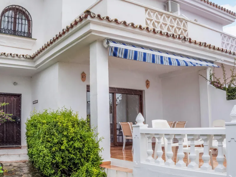 Set in one of the most central and sought-after areas of La Duquesa, this well-positioned townhouse with panoramic sea views offers the perfect balance between everyday convenience and relaxed coastal living. With the beach, marina, restaurants, cafés and