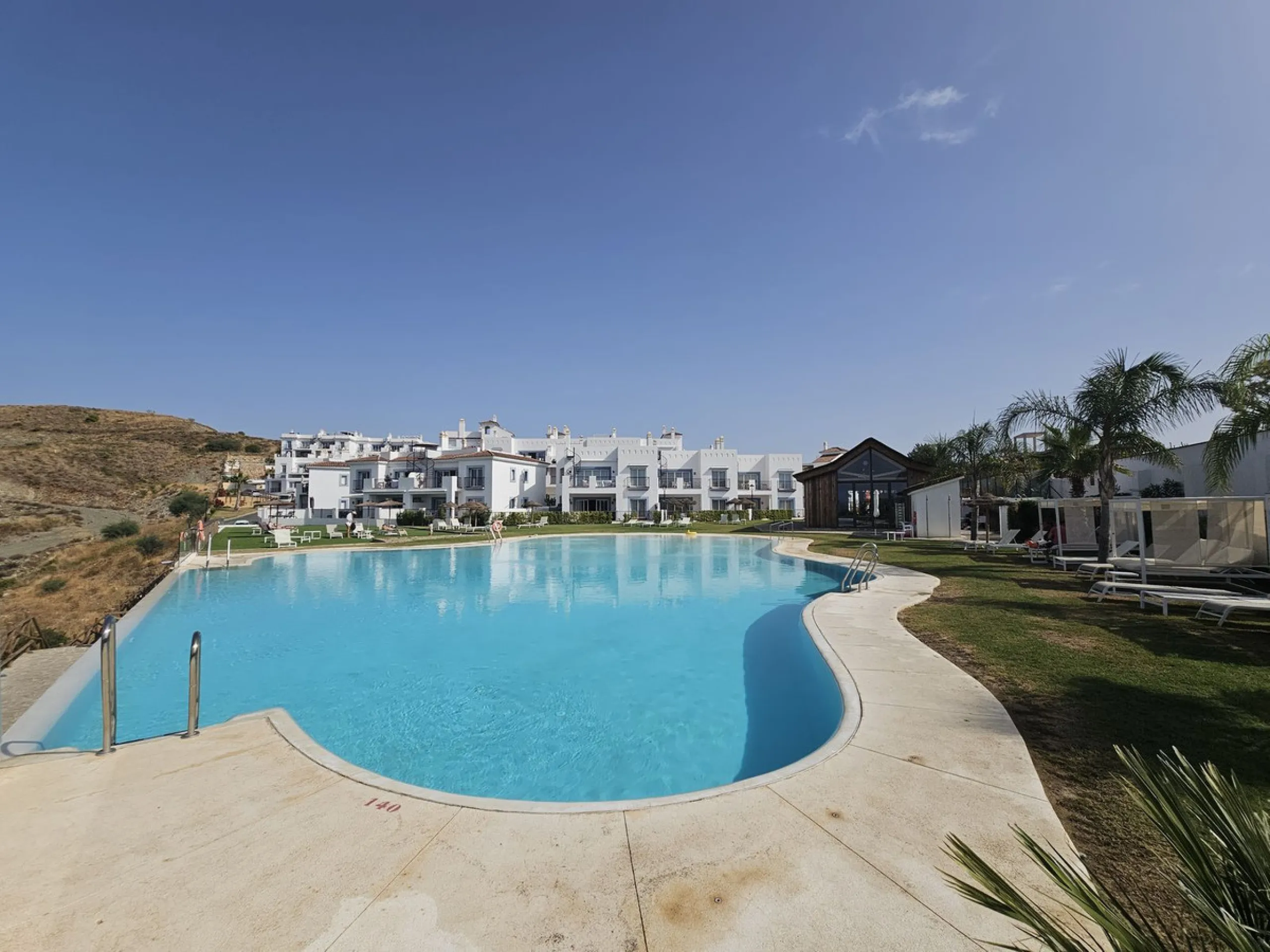 Apartment - Ground Floor Apartment в продаже в El Paraiso, Málaga. В доме 3 спален и 2 ванных комнат. Площадь дома 126 м²
