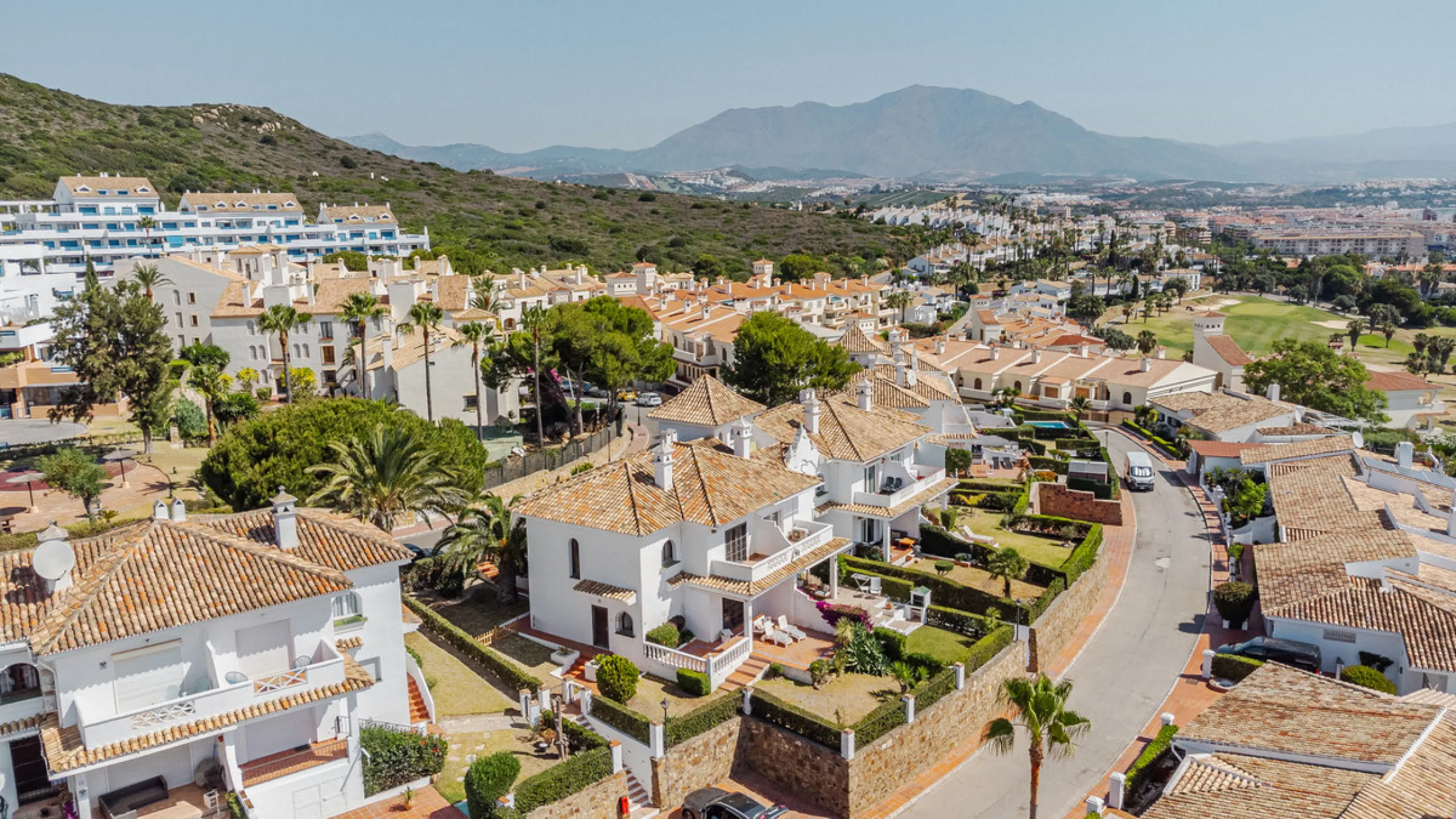 Set in one of the most central and sought-after areas of La Duquesa, this well-positioned townhouse with panoramic sea views offers the perfect balance between everyday convenience and relaxed coastal living. With the beach, marina, restaurants, cafés and