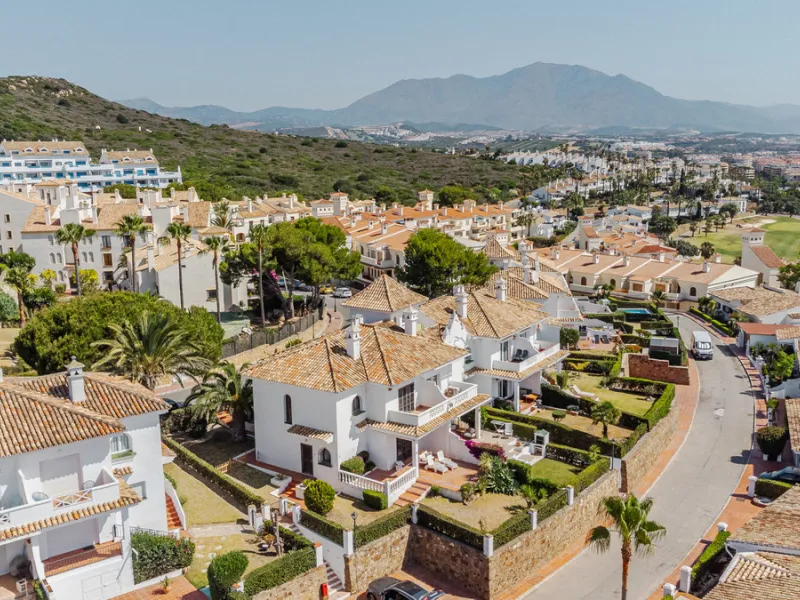 Set in one of the most central and sought-after areas of La Duquesa, this well-positioned townhouse with panoramic sea views offers the perfect balance between everyday convenience and relaxed coastal living. With the beach, marina, restaurants, cafés and