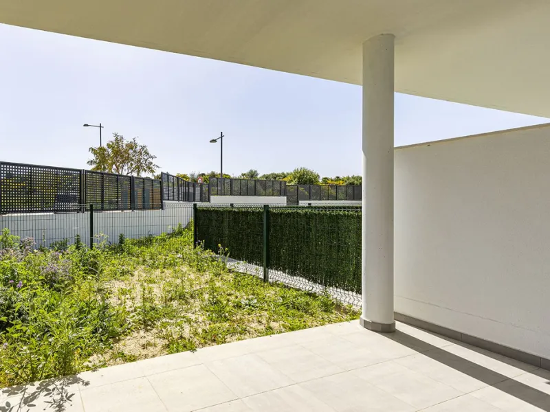 VALLE ROMANO BRAND NEW GARDEN APARTMENT - This recently handed over two bedroom garden apartment located in Habitat Valle Romano with private garden and terrace with master en-suite shower room, bedroom two, guest shower room, open plan living / dining an