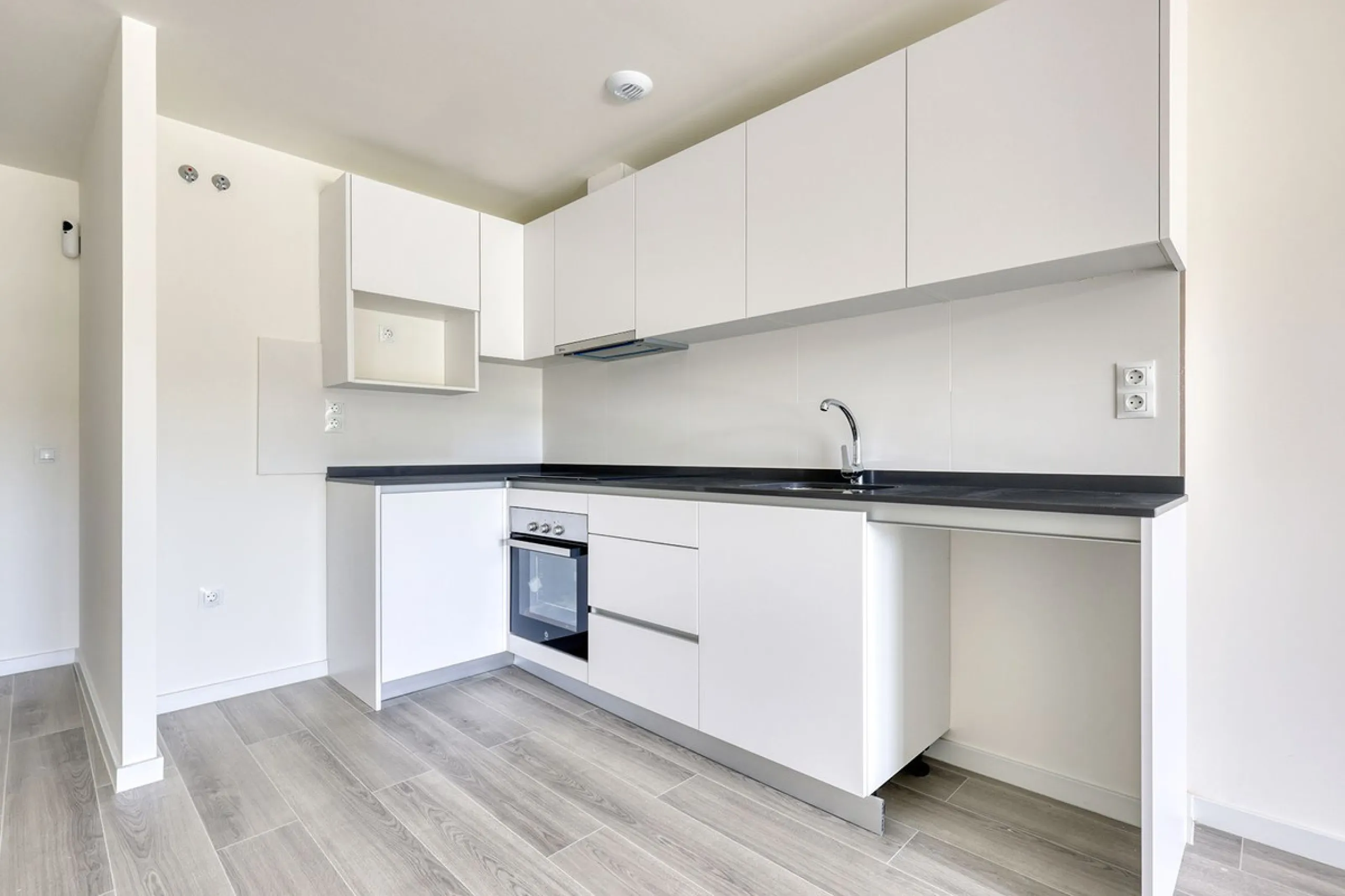 VALLE ROMANO BRAND NEW GARDEN APARTMENT - This recently handed over two bedroom garden apartment located in Habitat Valle Romano with private garden and terrace with master en-suite shower room, bedroom two, guest shower room, open plan living / dining an