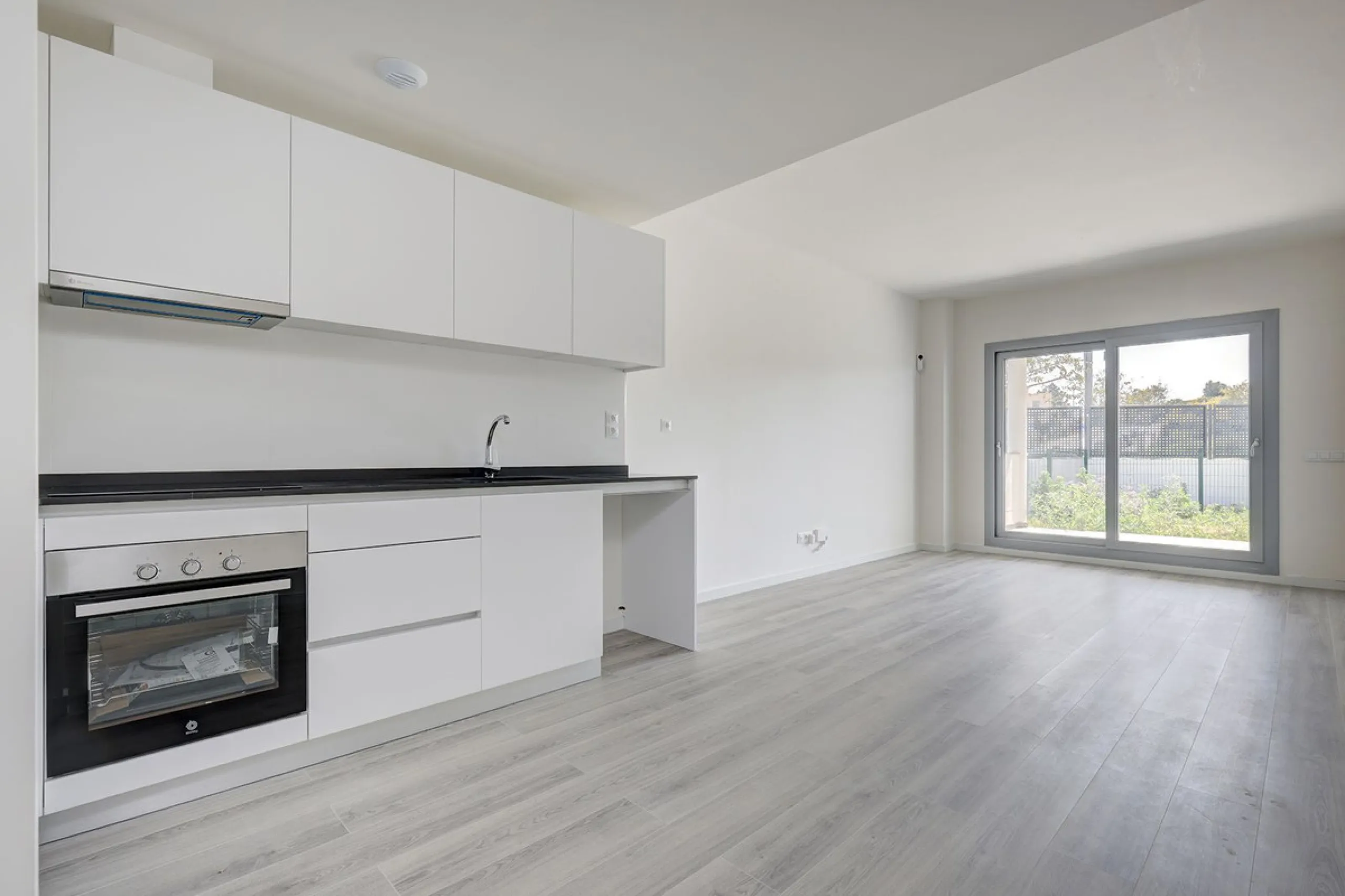 VALLE ROMANO BRAND NEW GARDEN APARTMENT - This recently handed over two bedroom garden apartment located in Habitat Valle Romano with private garden and terrace with master en-suite shower room, bedroom two, guest shower room, open plan living / dining an