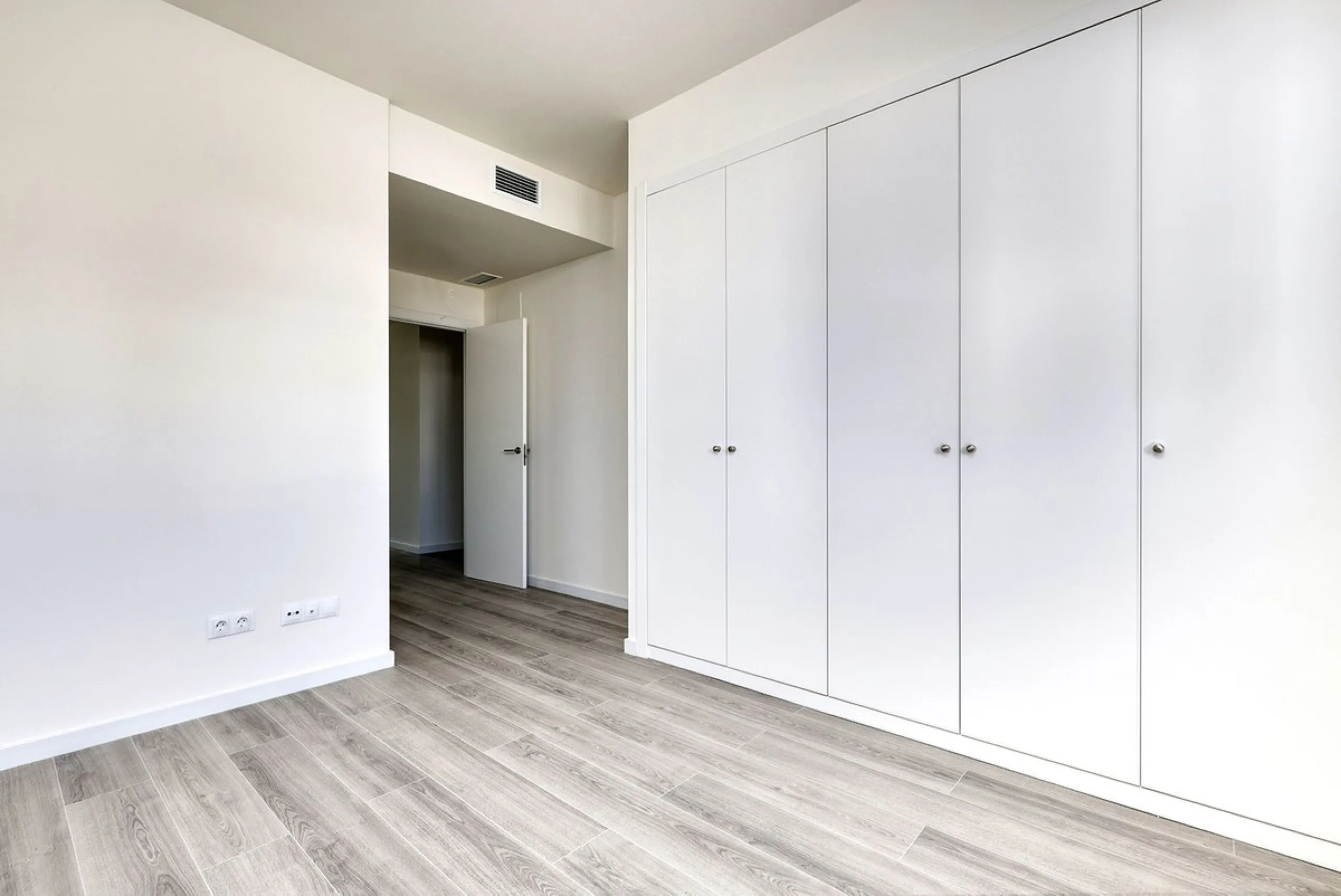 VALLE ROMANO BRAND NEW GARDEN APARTMENT - This recently handed over two bedroom garden apartment located in Habitat Valle Romano with private garden and terrace with master en-suite shower room, bedroom two, guest shower room, open plan living / dining an