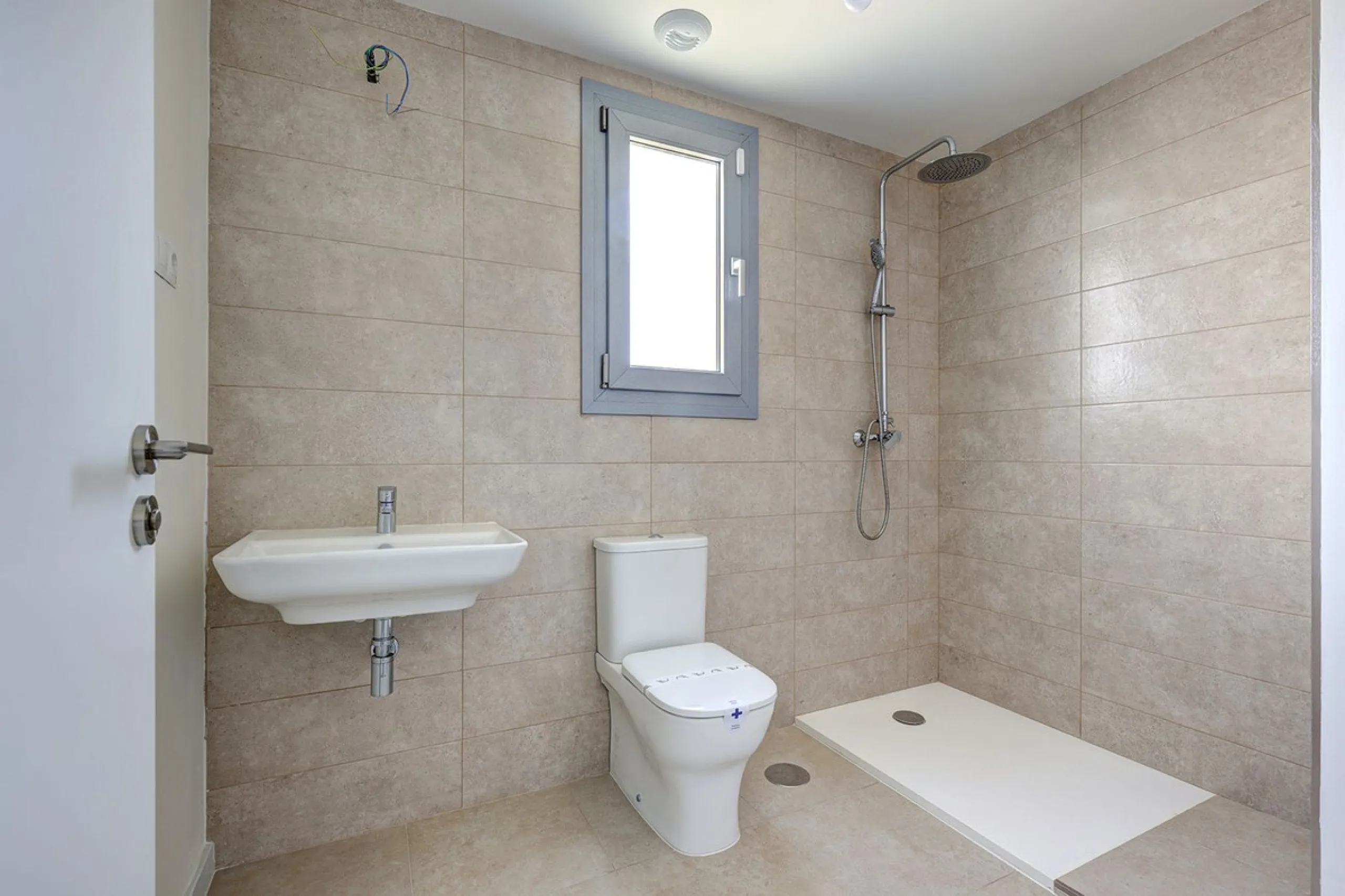 VALLE ROMANO BRAND NEW GARDEN APARTMENT - This recently handed over two bedroom garden apartment located in Habitat Valle Romano with private garden and terrace with master en-suite shower room, bedroom two, guest shower room, open plan living / dining an