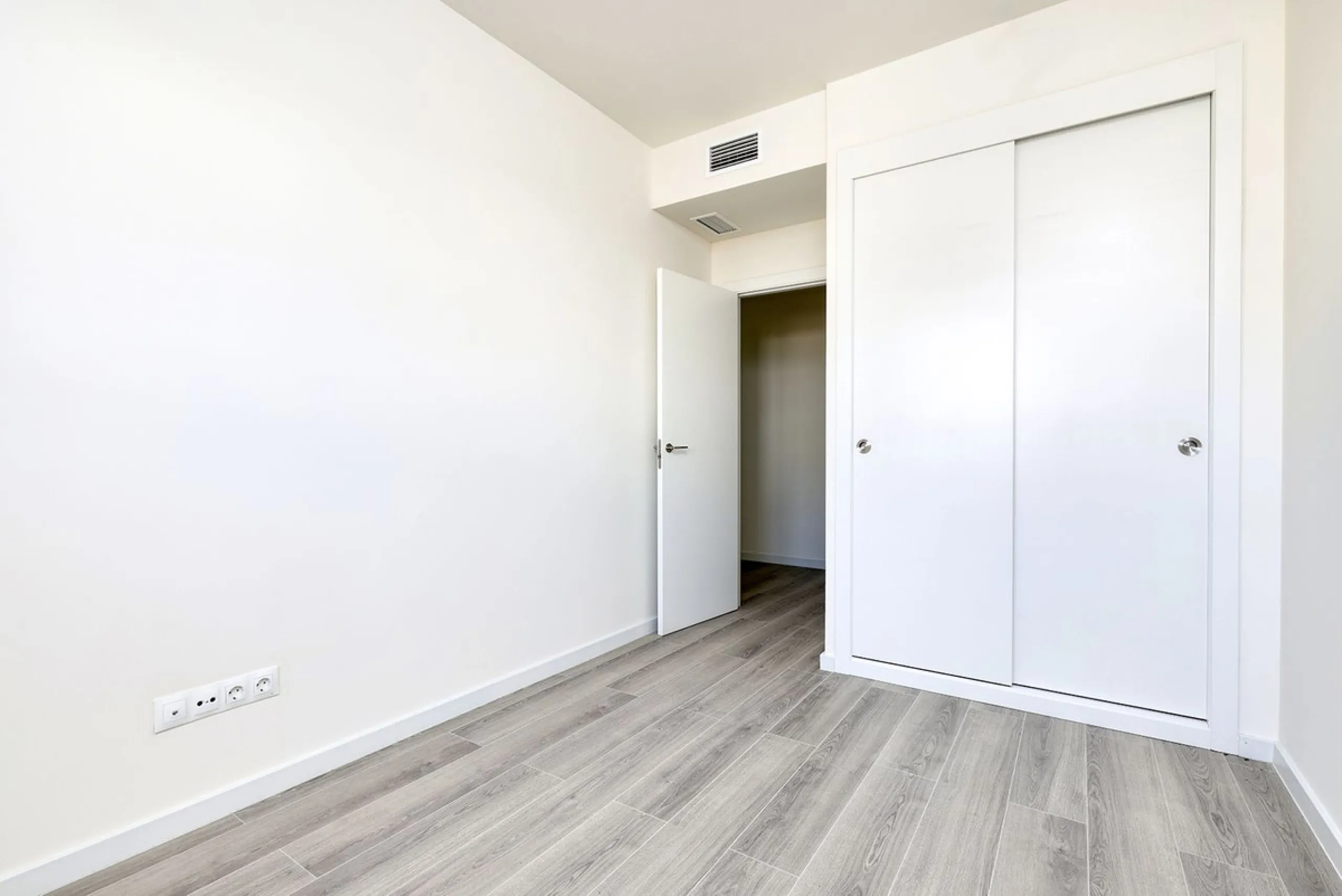 VALLE ROMANO BRAND NEW GARDEN APARTMENT - This recently handed over two bedroom garden apartment located in Habitat Valle Romano with private garden and terrace with master en-suite shower room, bedroom two, guest shower room, open plan living / dining an