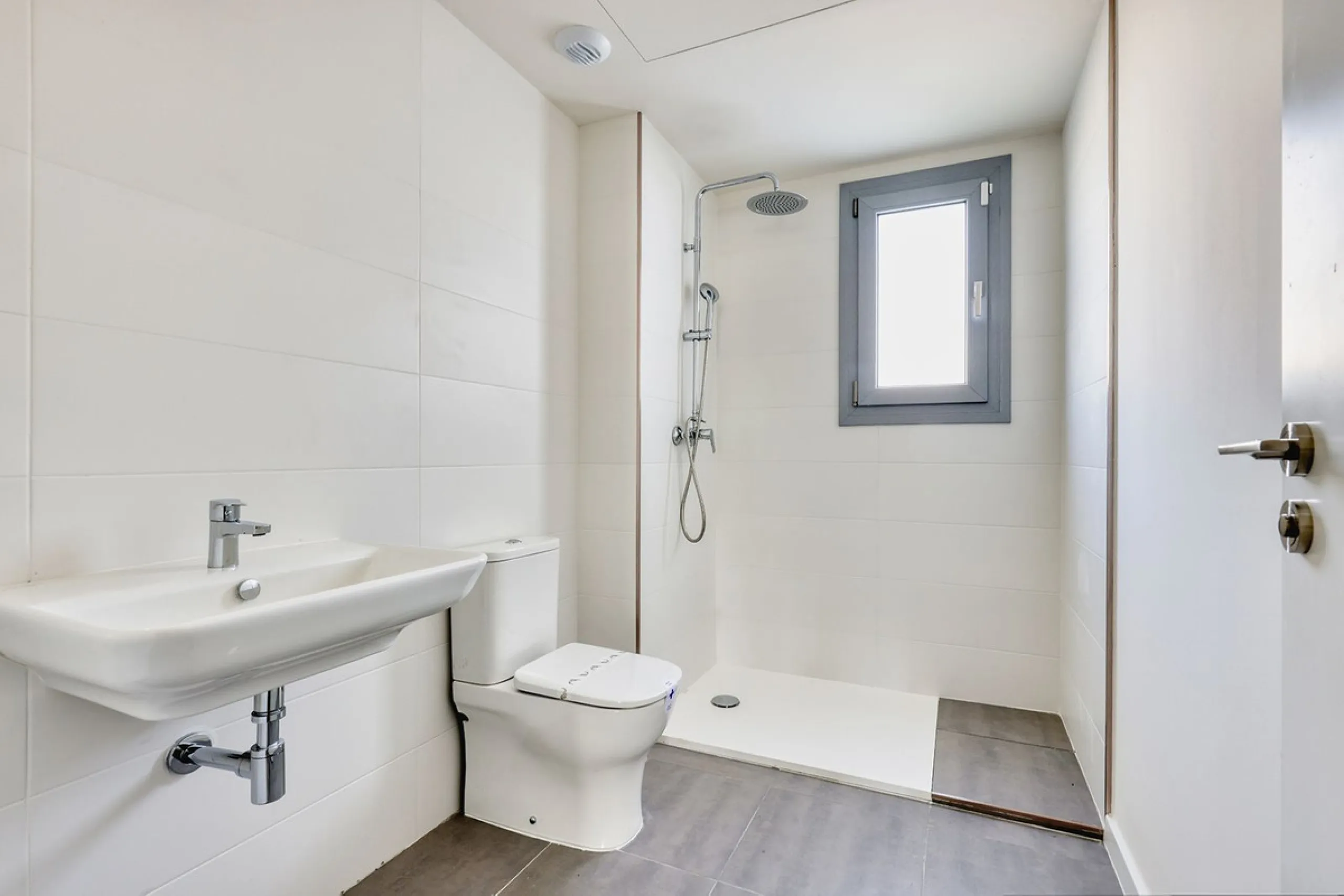 VALLE ROMANO BRAND NEW GARDEN APARTMENT - This recently handed over two bedroom garden apartment located in Habitat Valle Romano with private garden and terrace with master en-suite shower room, bedroom two, guest shower room, open plan living / dining an